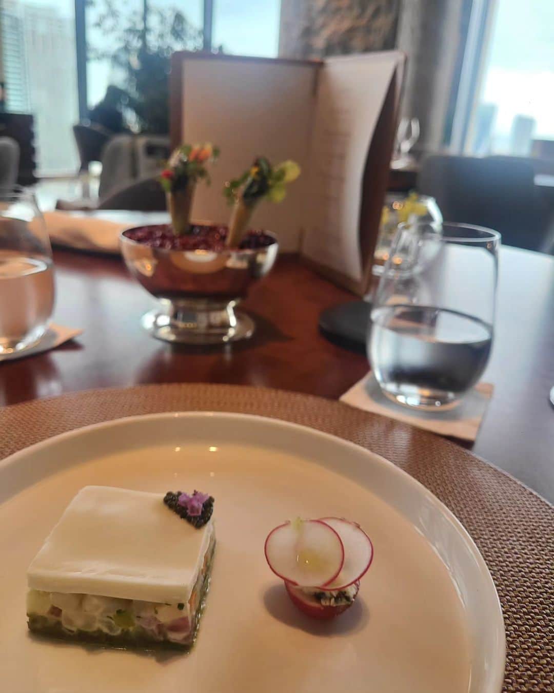 今堀恵理さんのインスタグラム写真 - (今堀恵理Instagram)「インターコンチネンタル大阪 @intercontinental.osaka  ピエールでランチ☀️🍴  昨年の淀川花火大会以来のピエールでした✨昼からシャンパン飲んでご機嫌😃⤴️⤴️  この日のコーデも @shein_japan  @sheinofficial SHEIN's Black Friday Sale 開催中 2023 ブラック フライデー セール 30万点以上の人気アイテムが限定値下げ。  アームスリーブ付きニット  22631718 ボタン付きショートパンツ 22136288  割引クーポン番号：BFJP450 使うと お買い上げ金額1～5,999円まではセール価格より15%OFF、6,000円以上は20%OFFが適用される。 利用期限：〜12月末日  #SHEINblackfriday #SHEINGoodFinds #SHEINforAll  #loveshein #ad #saveinstyle #DazyHyunA」11月16日 9時12分 - eriimahori