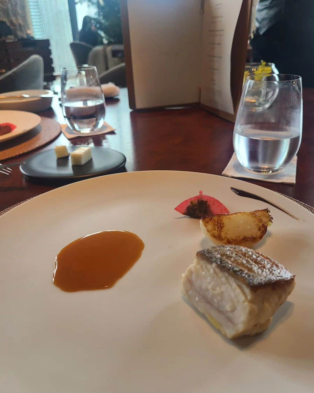 今堀恵理さんのインスタグラム写真 - (今堀恵理Instagram)「インターコンチネンタル大阪 @intercontinental.osaka  ピエールでランチ☀️🍴  昨年の淀川花火大会以来のピエールでした✨昼からシャンパン飲んでご機嫌😃⤴️⤴️  この日のコーデも @shein_japan  @sheinofficial SHEIN's Black Friday Sale 開催中 2023 ブラック フライデー セール 30万点以上の人気アイテムが限定値下げ。  アームスリーブ付きニット  22631718 ボタン付きショートパンツ 22136288  割引クーポン番号：BFJP450 使うと お買い上げ金額1～5,999円まではセール価格より15%OFF、6,000円以上は20%OFFが適用される。 利用期限：〜12月末日  #SHEINblackfriday #SHEINGoodFinds #SHEINforAll  #loveshein #ad #saveinstyle #DazyHyunA」11月16日 9時12分 - eriimahori