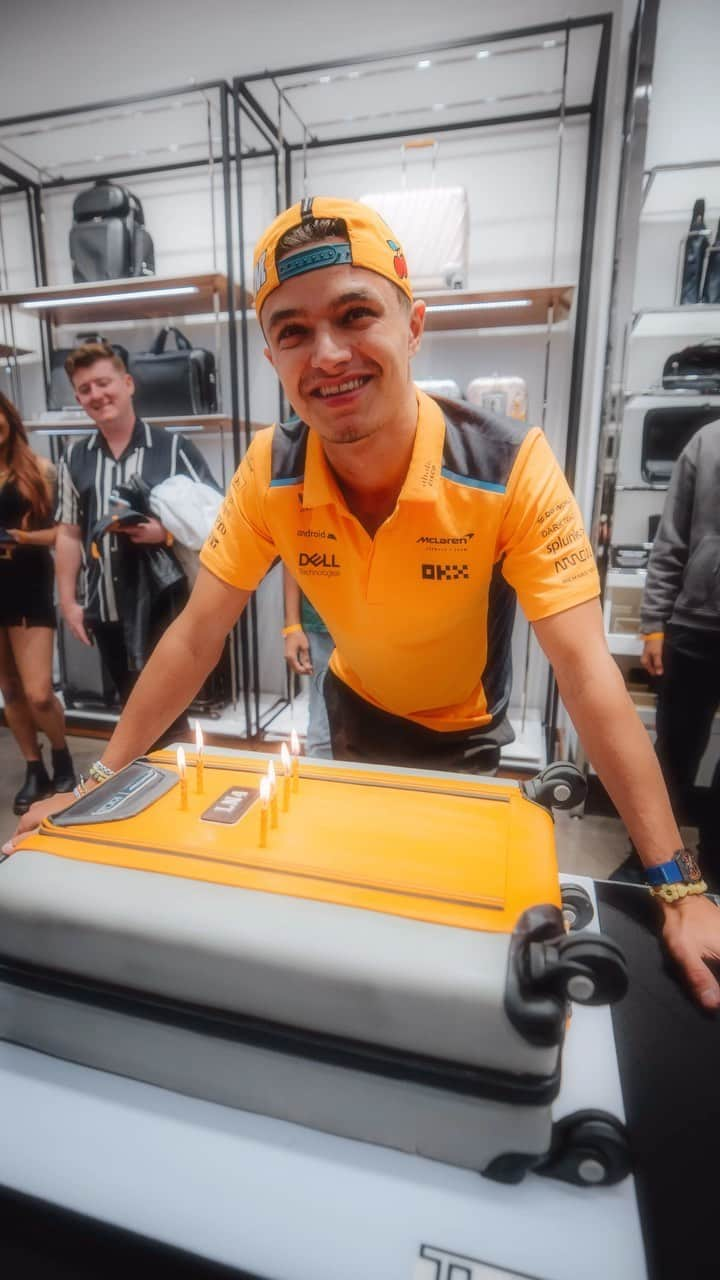 トゥミのインスタグラム：「TUMI Ambassador & McLaren F1 Driver, @landonorris, stopped by the TUMI store at the Forum Shops in Caesars Palace. Here’s what went down.    #TUMIMcLaren」