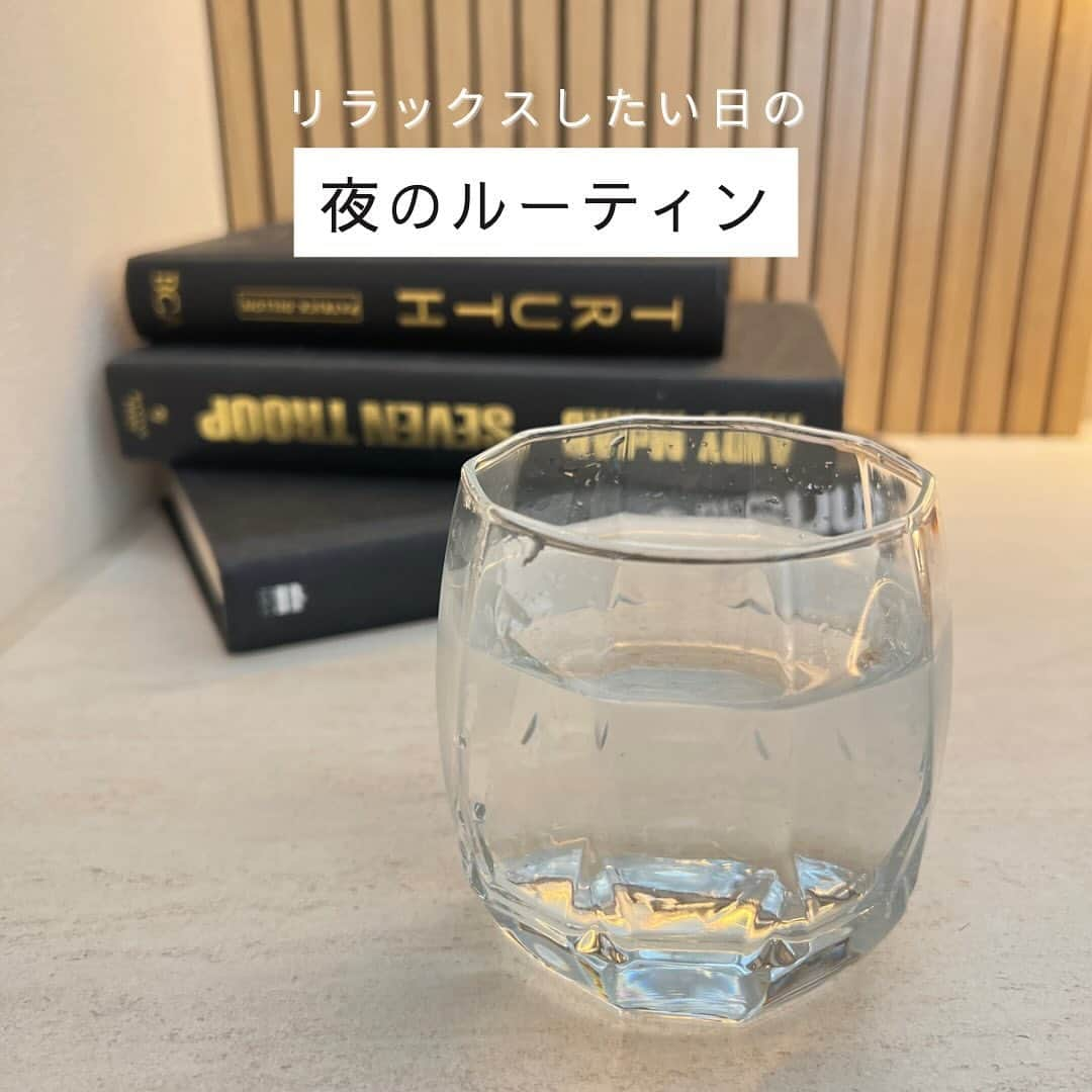 長谷美穂のインスタグラム：「リラックスしたい時に❁⃘*.ﾟ  YOUINの入浴剤についていた セルフチェック🛀 □やらなきゃいけないことが、いつも頭にある □1人でぼーっとする時間が無い □『ながらスマホ』が習慣化している □異様に甘いもの辛いものが食べたくなる □1日あっという間に終わる  ほぼ全部当てはまる🥺から改めて リラックスするのって大切だなと思って…♡  ◾︎ヘッドマッサージ ◾︎特別な入浴剤を使う 【MOOD PAIRING BATH awai】 @youin.jp  微炭酸によるやわらかなお湯に40度前後5から10分浸かるよ ◾︎水分を飲む ◾︎ピロースピーカーで癒しの時間を♡ イヤホンの代わりに接続するだけで使える枕の下に置けるスピーカーです♡ @omotenashiselection  浜松市のふるさと納税の返礼品にもなってるみたい！ 音漏れも無かったよ☺️   #リラックス  #リラックスタイム  #ママ #ゆとりの空間  #夜の時間 #入浴剤 #入浴剤マニア  #バスタイム  #ヘッドマッサージ  #寝室  #寝る前  #夜のルーティン  #ルーティン」