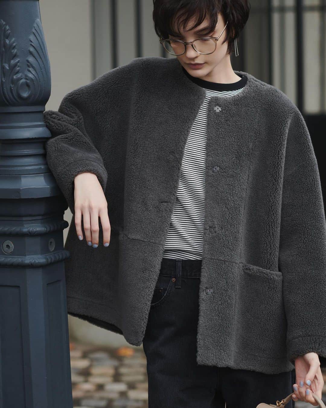 milaowen_officialのインスタグラム：「- 23' OUTER COLLECTION  コクーンシルエットショート丈ボアコート 25,300yen  大きめポケットとコクーンシルエットがポイントの綺麗見えするショート丈ボアコート。  上品なボアの粒感にこだわったショート丈コートです。立体的なコクーンシルエットが、女性らしさを引き立ててくれます。実用性も兼ね備えた大きめポケットは、横ハギのシームポケットにすることで、よりエレガントな印象になるように仕上げました。 *Web限定で00サイズ発売中。  Coat 25,300yen Tops 5,940yen Pants 9,680yen Glasses 4,950yen Pierced earrings 4,620yen Bag 13,970yen Boots 17,930yen (all tax in)  #milaowen #winter #coat #fashion #basic」