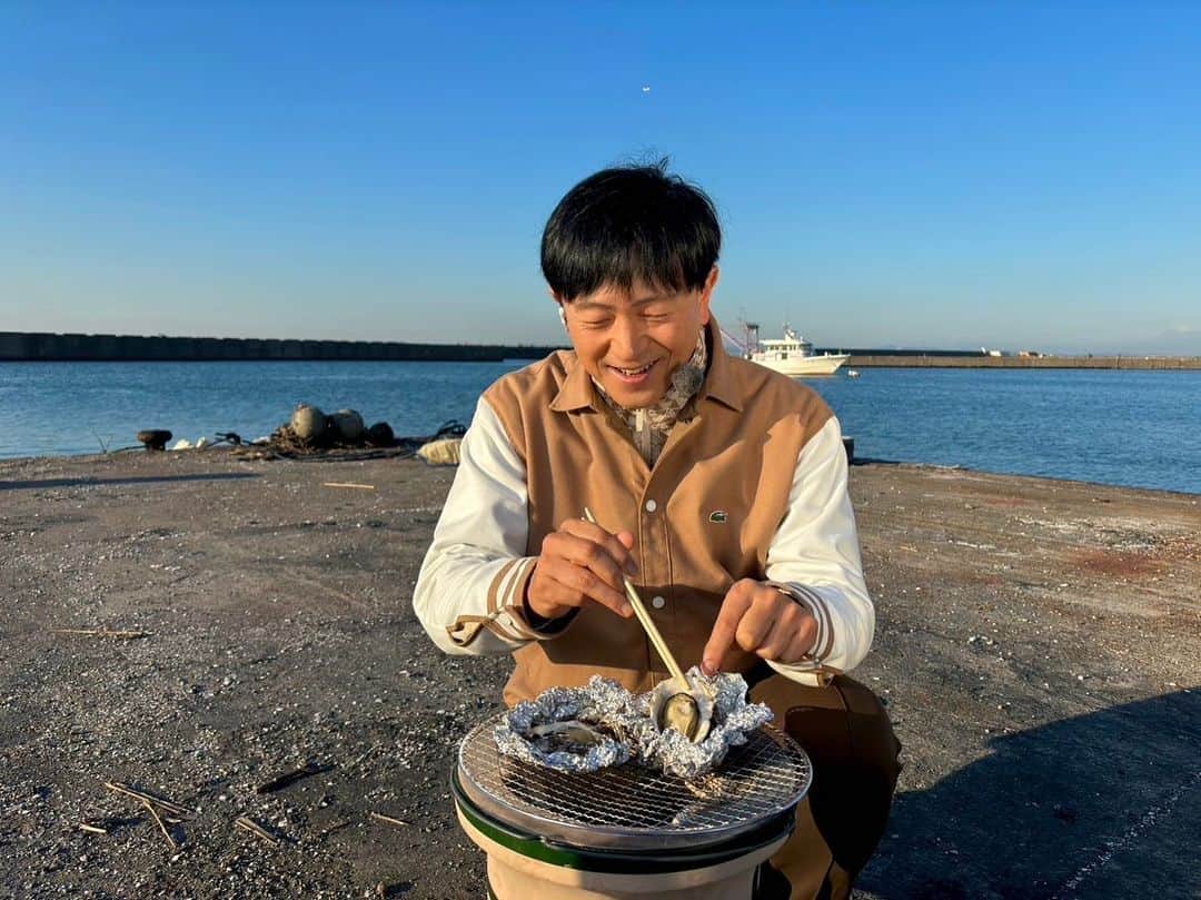 依田司さんのインスタグラム写真 - (依田司Instagram)「11月16日(木) 鍋にお勧めしたい食材【江戸前オイスター】をご紹介。 新たな千葉ブランド水産物として、2018年から東京湾では難しいとされた【牡蠣】の養殖に取り組み、何と今年、早くも国の認定を受けました。 東京湾で牡蠣の養殖！？といった驚きだけでなく、従来の養殖方法とは違った手法を採用することで、身入りも良く味の濃い牡蠣と評判を呼び、既に地元の宿泊施設やフランス料理店などからの注文が殺到中！出荷が追い付かない状況だと言います。 なかなか一般家庭には出回らない超希少な千葉ブランド牡蠣【江戸前オイスター】、お問い合わせは新富津漁協まで。  #江戸前オイスター #LACOSTE #ラコステ #依田さん #依田司 #お天気検定 #テレビ朝日 #グッドモーニング #サタデーステーション #気象予報士 #お天気キャスター #japan #japantrip #japantravel #unknownjapan #japanAdventure #japanlife #lifeinjapan #instagramjapan #instajapan #療癒 #ilovejapan #weather #weathercaster #weatherforecast」11月16日 9時21分 - tsukasa_yoda