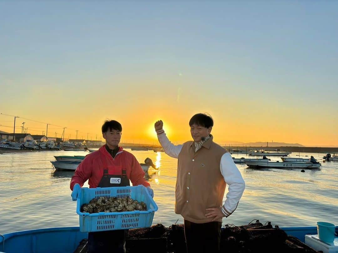 依田司さんのインスタグラム写真 - (依田司Instagram)「11月16日(木) 鍋にお勧めしたい食材【江戸前オイスター】をご紹介。 新たな千葉ブランド水産物として、2018年から東京湾では難しいとされた【牡蠣】の養殖に取り組み、何と今年、早くも国の認定を受けました。 東京湾で牡蠣の養殖！？といった驚きだけでなく、従来の養殖方法とは違った手法を採用することで、身入りも良く味の濃い牡蠣と評判を呼び、既に地元の宿泊施設やフランス料理店などからの注文が殺到中！出荷が追い付かない状況だと言います。 なかなか一般家庭には出回らない超希少な千葉ブランド牡蠣【江戸前オイスター】、お問い合わせは新富津漁協まで。  #江戸前オイスター #LACOSTE #ラコステ #依田さん #依田司 #お天気検定 #テレビ朝日 #グッドモーニング #サタデーステーション #気象予報士 #お天気キャスター #japan #japantrip #japantravel #unknownjapan #japanAdventure #japanlife #lifeinjapan #instagramjapan #instajapan #療癒 #ilovejapan #weather #weathercaster #weatherforecast」11月16日 9時21分 - tsukasa_yoda