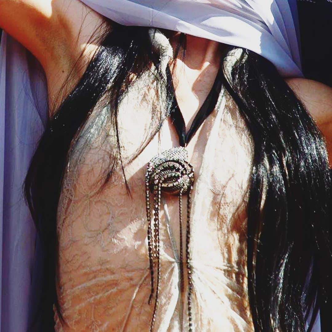 のインスタグラム：「@ericksonbeamon pendant “🆂🅾🆄🅻 🅲🅰🆃🅲🅷🅴🆁🆂”   @photobookmagazine PhotoBook Editor-In-Chief: Alison Hernon @718blonde PhotoBook Creative Director: Mike Ruiz @mikeruizone @mikeruiz.one Photographer: Sean P. Watters swatters Story Creative Director/Stylist: Mario Solares @oxandsnake Fashion Producer: Krystál M. Jimenez @raisedbythegodz Fashion Assistant: Marin Telleria @marin.telleria Model's: Piper @pip.pip at New York Models @newyorkmodels Coco Bennett at Shadow @ecoconyc MUA: Juna Uehara @okigaljuju Hair: Sacha Hartord @sachahartord Photo Editor/Retouching: Marco Massa @marcomassa Video Editor: Industry of Memories Corp. Tearsheets by Daniel López, Art Director, PhotoBook Magazine @by_danalarcon」