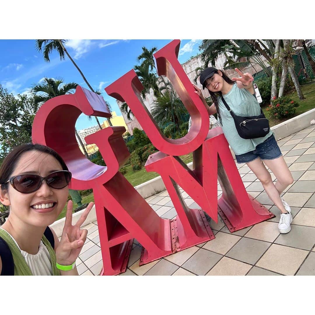 河村綾奈のインスタグラム：「同期・夕希ちゃんとグアムへ行ってきました🏝️ 福岡空港から4時間✈️意外と近いんですね〜！！  たぶん滞在時間は36時間くらいしか無かったけど、 絵に描いたような南国で、映画で見たようなゆったり時間。 弾丸なんだけど、のんびりできて、ワクワクして、 何より無茶苦茶しゃべりました。  時折、旅の専属英語教師・中根先生からのレクチャーも！！ こういう時はこう言うんだ😳こう返すんだ😳と、 現地の方とのやり取り全てが勉強になりました。  尊敬する友人であり、黙ってても、話してても、楽しい。 仕事もプライベートもぜんぶ共有できちゃう存在は、 やっぱり貴重です🍀ありがとう！  さて、次の2人旅はどこに行こう？☺️今から相談中です。」