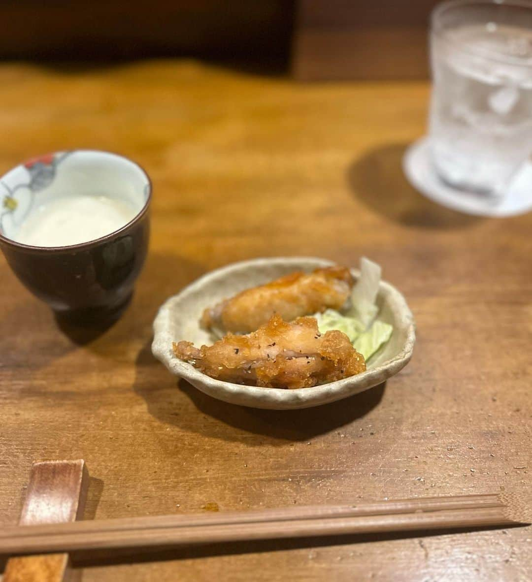 鎮西寿々歌さんのインスタグラム写真 - (鎮西寿々歌Instagram)「「ふた夜の月」で食べたお月様に見える、茶碗蒸しのようにも見える、桜エビの入ったおでん。🌝  福島でお仕事があった時に、初めて1人夜ごはん呑みをした、私としては大革命の日です🍢  ランチとかカフェとかは1人で行けたけど、いわゆる常連さんがいる！みたいなお店におひとり様はハードルが高く、挑戦できないでいたけど、あまり知らない土地に訪れた時の、いってしまえ〜精神で飛び込んで大正解だった！！◎  こうやって見返すと食べ過ぎやなあ🥲  紛れているコーヒー豆は、常連さんが焙煎した豆をいただいたもの☕️♡  #福島グルメ  #んーふーメモ」11月16日 9時24分 - tarasuzuka24