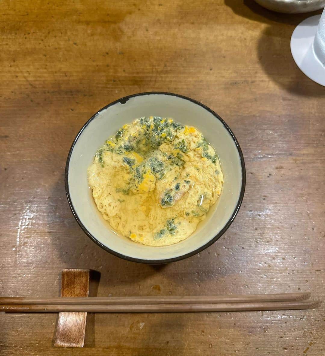 鎮西寿々歌のインスタグラム：「「ふた夜の月」で食べたお月様に見える、茶碗蒸しのようにも見える、桜エビの入ったおでん。🌝  福島でお仕事があった時に、初めて1人夜ごはん呑みをした、私としては大革命の日です🍢  ランチとかカフェとかは1人で行けたけど、いわゆる常連さんがいる！みたいなお店におひとり様はハードルが高く、挑戦できないでいたけど、あまり知らない土地に訪れた時の、いってしまえ〜精神で飛び込んで大正解だった！！◎  こうやって見返すと食べ過ぎやなあ🥲  紛れているコーヒー豆は、常連さんが焙煎した豆をいただいたもの☕️♡  #福島グルメ  #んーふーメモ」