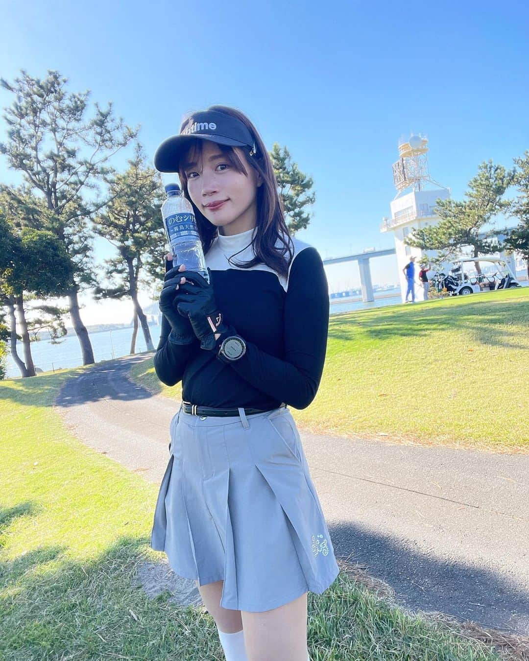 古田ちさこのインスタグラム：「スポーツの秋ですね🏌️‍♀️🍂  プロ野球は終わっちゃったけど今はゴルフに絶好のシーズン、沢山スケジュールいれて楽しんでいます☺️  ラウンド中は極力歩くようにしていてスマートウォッチによると最低でも1万歩は歩いてます🐾紅葉も楽しめて最高のリフレッシュ🍁  水分補給も忘れずに🥤⋆  のむシリカは4大ミネラルの含有量が多くて(※ナチュラルミネラルウォーターで人工的に成分を添加していません)ずっとお気に入り♡中硬水ですが軟水みたいに飲みやすい😉  最近私のまわりでも飲んでる人が増えてきて、累計売り上げ本数は一億本を突破したそうです (2017年4月12日～2023年7月31日（株）Qvou調べ )   2023年11月1日〜2023年12月31日まで定期便だと20％オフキャンペーン中✧˖ (※本キャンペーンは予告なく終了する可能性があるそうです)  #のむシリカ @nomusilica_official  チェックしてみてね〜☑️  #シリカ #シリカ水 #supported #ナチュラルミネラルウォーター #霧島天然水 #美容 #ケイ素   #ゴルフ #ゴルフウェア #ゴルフコーデ #ゴルフ女子 #ゴルフ女子コーデ #golfgirl #ゴルフスタグラム #ゴルフ女子 #ルコック女子 #rijoume #lecoq #リジューム #rijoume #エフィカス #efficace」