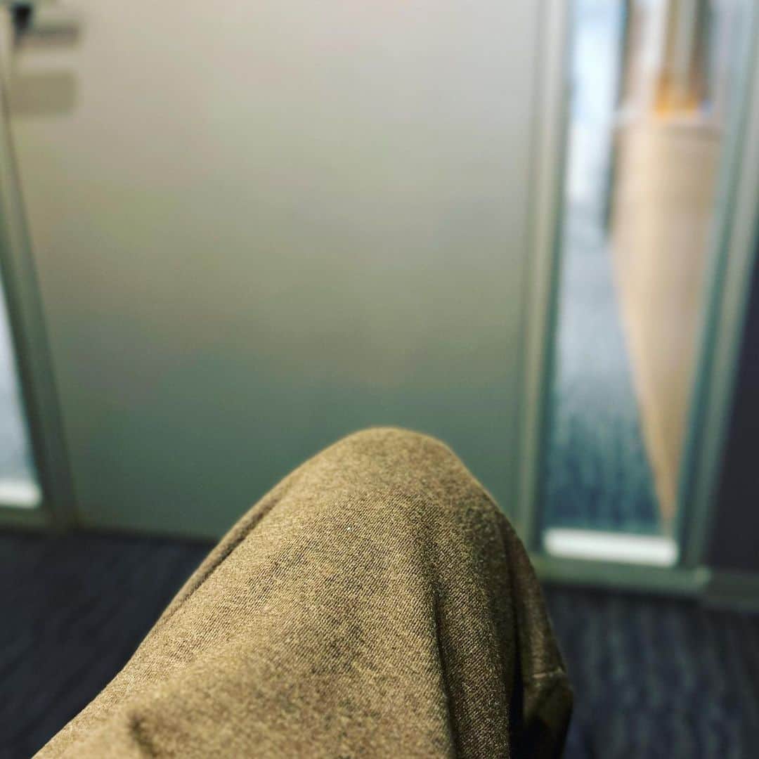 TOGGYのインスタグラム：「ボンジョルノ！  今日は朝９時からエフエム福岡にてお仕事🎙️」