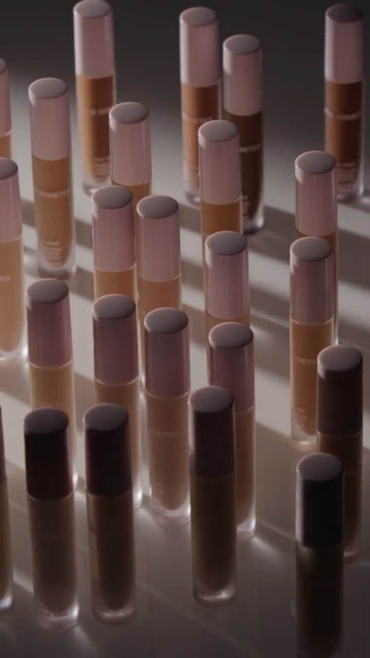 Kylie Cosmeticsのインスタグラム：「a formula made with everyone in mind 🤍 power plush concealer gives good buildable coverage while feeling lightweight on the skin! Now available at @bootsuk @ultabeauty @harrodsbeauty @shoppersbeauty @theofficialselfridges」