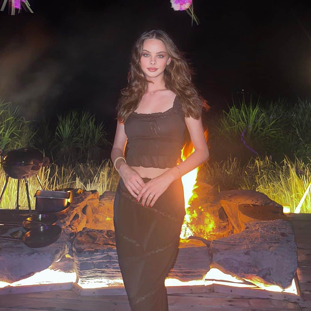 メイカ・ウーラードのインスタグラム：「Heaven on earth @NIHI ❤️‍🔥🪵💋  #edgeofwildness #NIHI #NIHISpaSafari #nihigram #sumba」