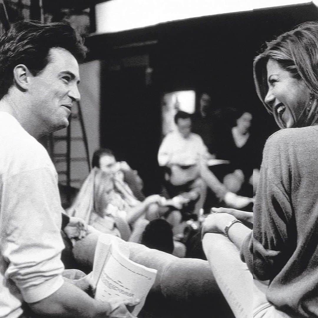 Alessia Marcuzziのインスタグラム：「Stavo aspettando il post di Jennifer Aniston… sapevo quanto fosse legata a lui. E qui c’e’ tutto e ancor di piu’. Piango. E rido. E piango❤️  #Repost @jenniferaniston ・・・ Oh boy this one has cut deep... Having to say goodbye to our Matty has been an insane wave of emotions that I’ve never experienced before. We all experience loss at some point in our lives. Loss of life or loss of love. Being able to really SIT in this grief allows you to feel the moments of joy and gratitude for having loved someone that deep. And we loved him deeply. He was such a part of our DNA. We were always the 6 of us. This was a chosen family that forever changed the course of who we were and what our path was going to be. For Matty, he KNEW he loved to make people laugh. As he said himself, if he didn't hear the ‘laugh’ he thought he was going to die. His life literally depended on it. And boy did he succeed in doing just that. He made all of us laugh. And laugh hard. In the last couple weeks, I’ve been pouring over our texts to one another. Laughing and crying then laughing again. I’ll keep them forever and ever. I found one text that he sent me out of nowhere one day. It says it all. (See the second slide…)   Matty, I love you so much and I know you are now completely at peace and out of any pain. I talk to you every day… sometimes I can almost hear you saying “could you BE any crazier?”   Rest little brother.  You always made my day…」