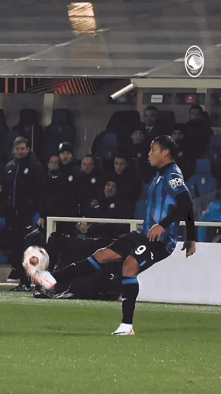 のインスタグラム：「Lucho’s first touch 🤤  Spegnila @luisfmuriel9 😮‍💨  #GoAtalantaGo ⚫️🔵」