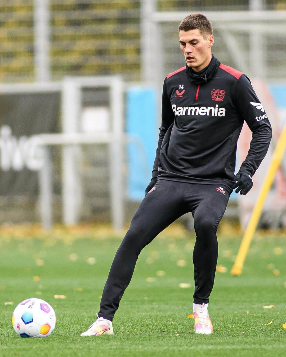 バイエル・レバークーゼンのインスタグラム：「Small group, intense session! 👊  🔜#SVWB04 #Bayer04 #Werkself」