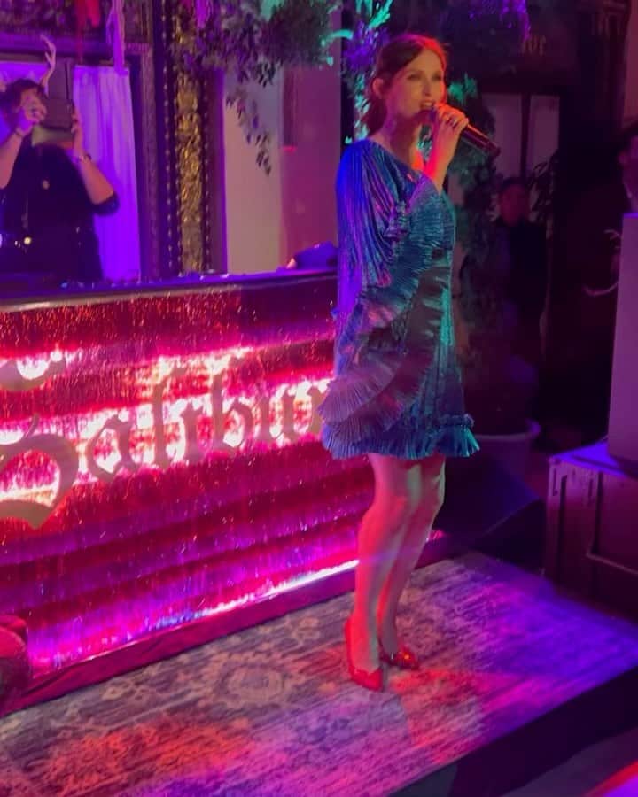 アンソニー・ラモスのインスタグラム：「MURDER ON THE DANCEFLOOR 🔪💃🏾  Cannot believe I got to see the iconic @sophieellisbextor live in the flesh last night at the @saltburnfilm party! What an epic night!! Love you, Sophie! #Saltburn」