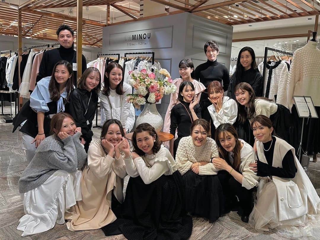 大橋あゆみのインスタグラム：「popup初日があっっっっという間に終了しました😊  今日という幸せな日を思い返して、余韻に浸っています☺️  オープン前のインスタライブギリギリまでやりすぎて、気づけば店内にはお客様がたくさんいらしてくださっていて、お早い方は8:30から並んで下さってたとお聞きしました（ ; ; ）  お並び頂いたり、整理券配布になったりお待ちいただく時間が多く大変ご迷惑をおかけしているにも関わらず、心温まるお言葉をくださったり、本当にありがとうございます（ ; ; ）  大好きな関東のお客様に、いつもより早いスパンでお会いできている喜びを噛み締め、今日という1日を過ごしました☺️  ふと、店内を見渡すと、スタッフがお客様と楽しそうにお話しさせていただいていて、これってほんとに幸せなことやなと心から感謝しております🥲  完売アイテムが出てしまい大変申し訳ありませんが残り6日、たくさんのアイテムをご用意して、元気いっぱい皆様のご来店お待ちしております☺️  ご来店くださったお客様、また、オンラインにてご注文いただいたお客様、皆様本当にありがとうございます☺️  写真は本日の営業後、わんぱく者たちと☺️  #UNMINOU」