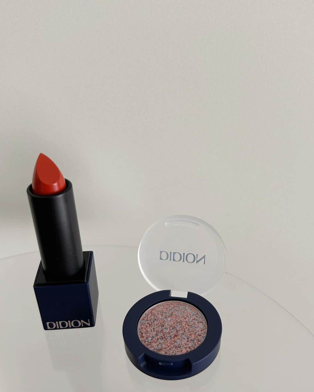 makoのインスタグラム：「♡  新しいコスメ🧴  💫DIDION PLUMPING LIPSTICK 02 Preacher Man  💫DIDION SINGLE EYECOLOR 03 Dancing Queen  慣れないメイク動画ww 韓国でやった美容施術が落ち着いたから撮ってみた🤣← キラキラが可愛い〜👀  #didion #didionbeauty #冬コスメ #ミューテッドサマー」