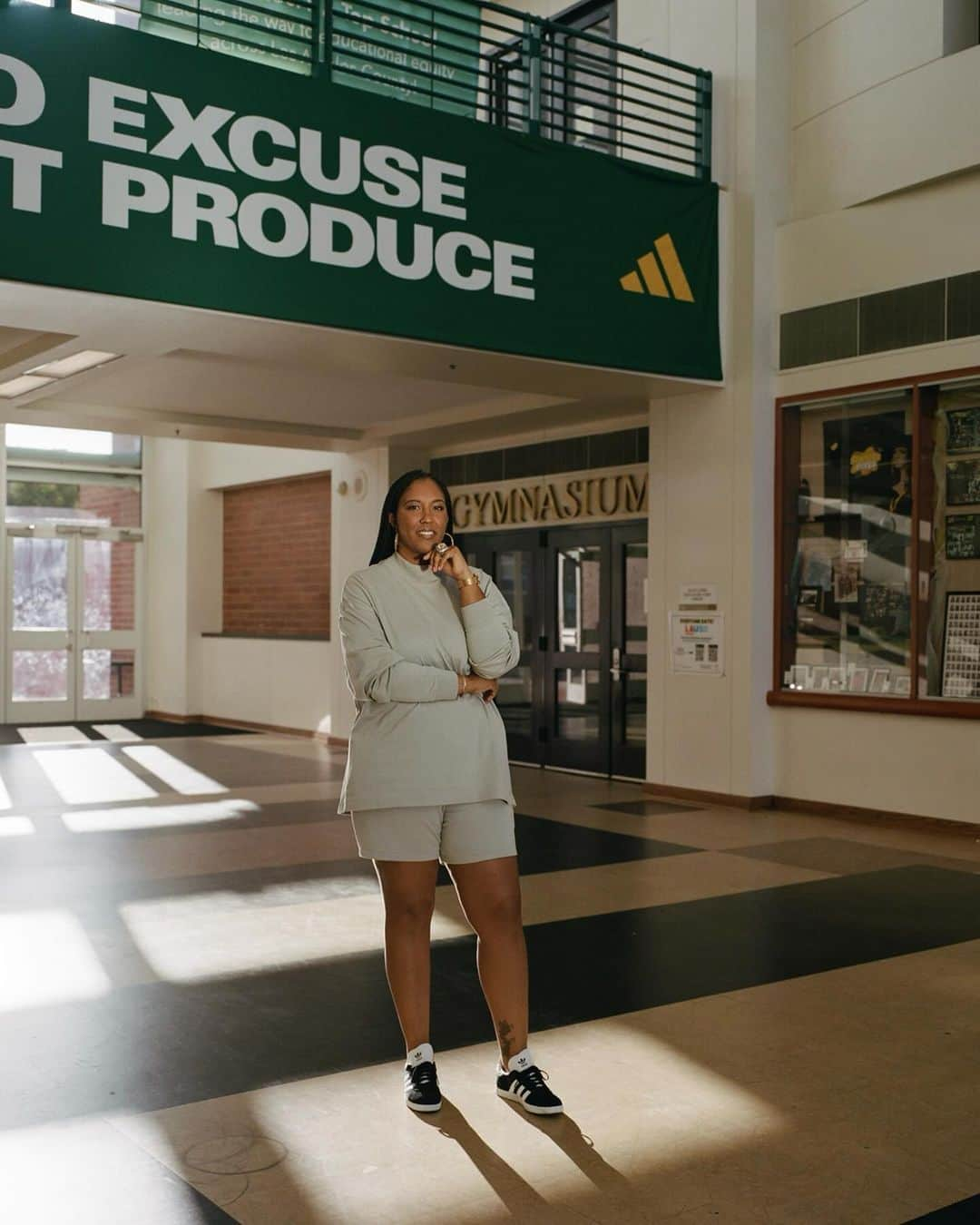 adidas Womenさんのインスタグラム写真 - (adidas WomenInstagram)「Honoring this mother and daughter duo, Stephanie & Chaniel Smiley who has helped provide their community with endless opportunities in basketball, through @drewleague & @Drewleague.foundation.  Creating a safe haven through sport for the next generation of athletes.   📸@mirandabarnes   Learn more about how Stephanie and Chaniel are receiving their flowers 💐, link in bio. #honoringblackexcellence」11月16日 0時39分 - adidaswomen