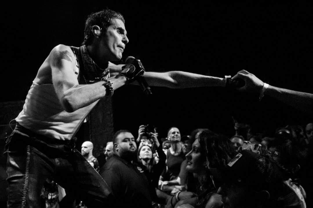 Revolverのインスタグラム：「🔥 After a 26-year touring hiatus, Porno for Pyros have announced that they will finally hit the road again in 2024 — on their farewell trek. We talked to Perry Farrell about the tour, their imminent new song "Agua," and the band's dangerous early days.⁠ ⁠ Read our interview at the link in our bio.⁠ ⁠ 📸: @andiktaylor」
