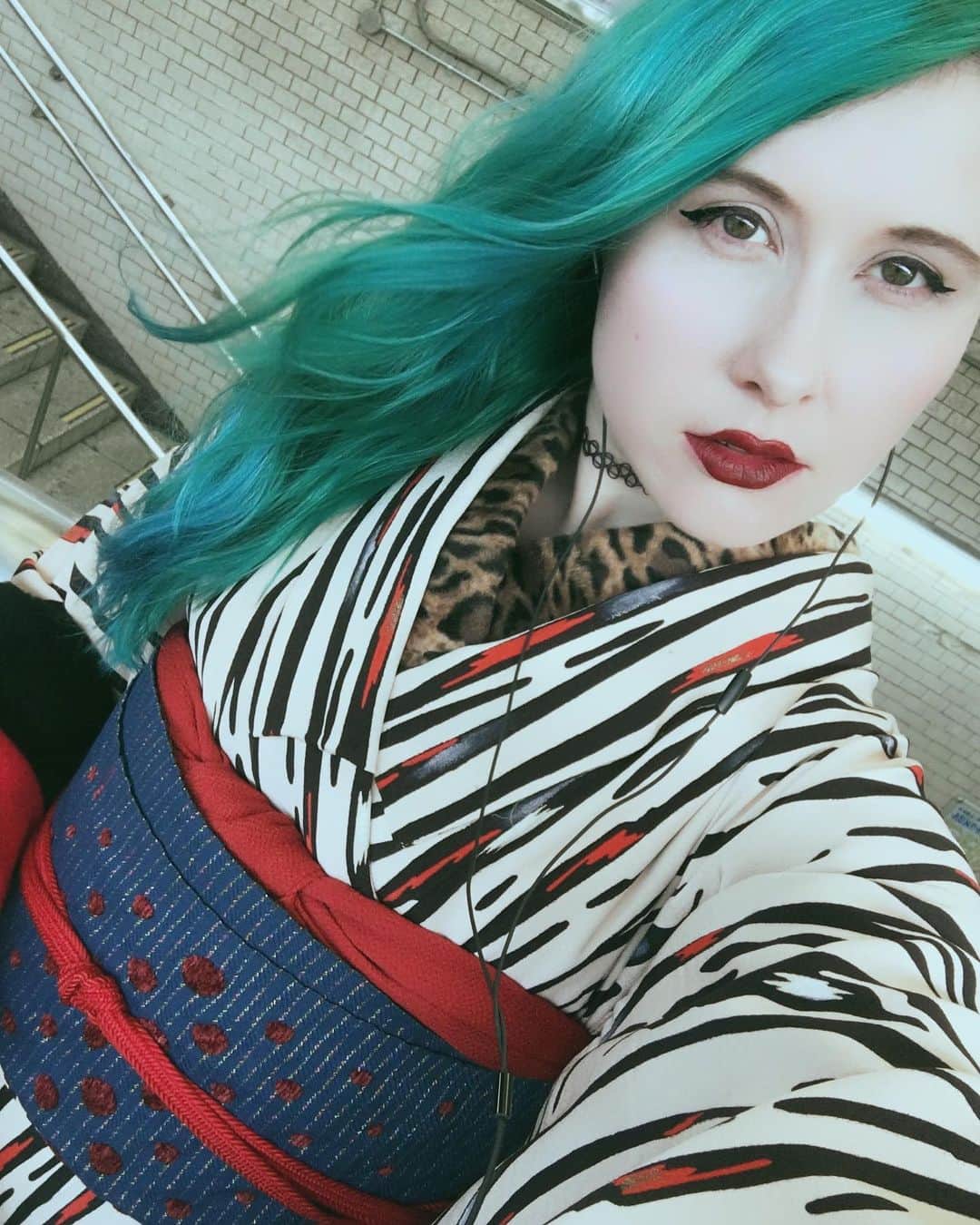 Anji SALZのインスタグラム：「2018 → 2023 I love how kimono can so obviously change its owner and start a new life.   I owned this amazing zebra / tiger striped kimono but decided to sell it. Someone bought it and I only met the new owner many years ago.  Now @kimono.anna upcycled it by adding fabric to it to make it wearable for her (she is much taller than me!) ❤️  I am always happy to see my kimono items out in the wild 🥺💕 So always tag me & @salzkimono pls 🙏🏻💫😊  2018→2023💫 着物の持ち主が変わったり、着物は生まれ変わったりして本当に素晴らしいですよね❤️  #salztokyo #salzkimono #vintage #kimono #japanesekimono #japan #vintagefashion #ootd #remake #reuse #japanesefashion #tokyofashion #kimonostyle #和装 #和服 #着物コーディネート #古着 #着物女子 #アンティーク着物」