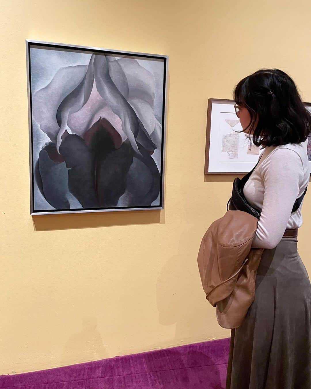 ニュー・ミュージアム・オブ・コンテンポラリー・アートのインスタグラム：「Born on this day in 1887, Georgia O'Keeffe was a seminal figure of American Modernism, renowned for her representations of the natural landscape and iconic canvases featuring sun-blanched bones, desert flowers, and rolling canyons.   O'Keeffe's "Black Iris" (1926), now on view now in "The City of Ladies" installation, part of "Judy Chicago: Herstory," is considered one of the artist's early masterpieces. O’Keeffe’s flower paintings were particularly inspirational for @judy.chicago, who understood this body of work as an expression of femininity and bodily experience. Chicago noticed that O’Keeffe’s paintings were often constructed around a “central core,” a compositional strategy that Chicago and many other feminist artists of the 1970s adopted in their own work.   Georgia O’Keeffe, "Black Iris," 1926. Oil on canvas. Metropolitan Museum of Art, New York. Alfred Stieglitz Collection, 1969, 69.278.1  #GeorgiaOKeeffe #JudyChicagoHerstory」