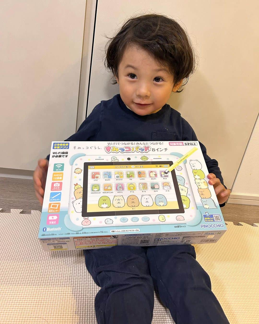 世手子のインスタグラム：「#PR My eldest son's birthday is coming soon🎂 This year, we will give him a computer with his favorite character on it💻 Very busy in November🤣 もうすぐお誕生日の寿司太郎はん #すみっコぐらし のパッドプレゼント🎁 本当今年は色々本人自身大変だったと思うし その分たくさん本人なりに頑張ったと思う^_^ でもこの年でも世の中甘くないのが現実 これからもっともっと成長して道を切り開かなきゃいけない🙏 幼稚園のお誕生日会があったんだけど 彼の今年の #将来の夢 は、、、 #お医者さん ‼️ なんだって❓ それ本気❓😂 #母モード フル回転な毎日です😂 ただでさえ勉強嫌いな私にとっては とてもハードルが高い夢www でもきっと大丈夫w きみには すみっコぐらしたちがついてるさ💝 @pinocchio_pr  @narrow_official  #すみっコパッド #すみっコパッドアンバサダー  #すみっコぐらし  #子供用タブレット  #学習アプリ #自宅学習 #英語教育  #すみっコパッドパープル」