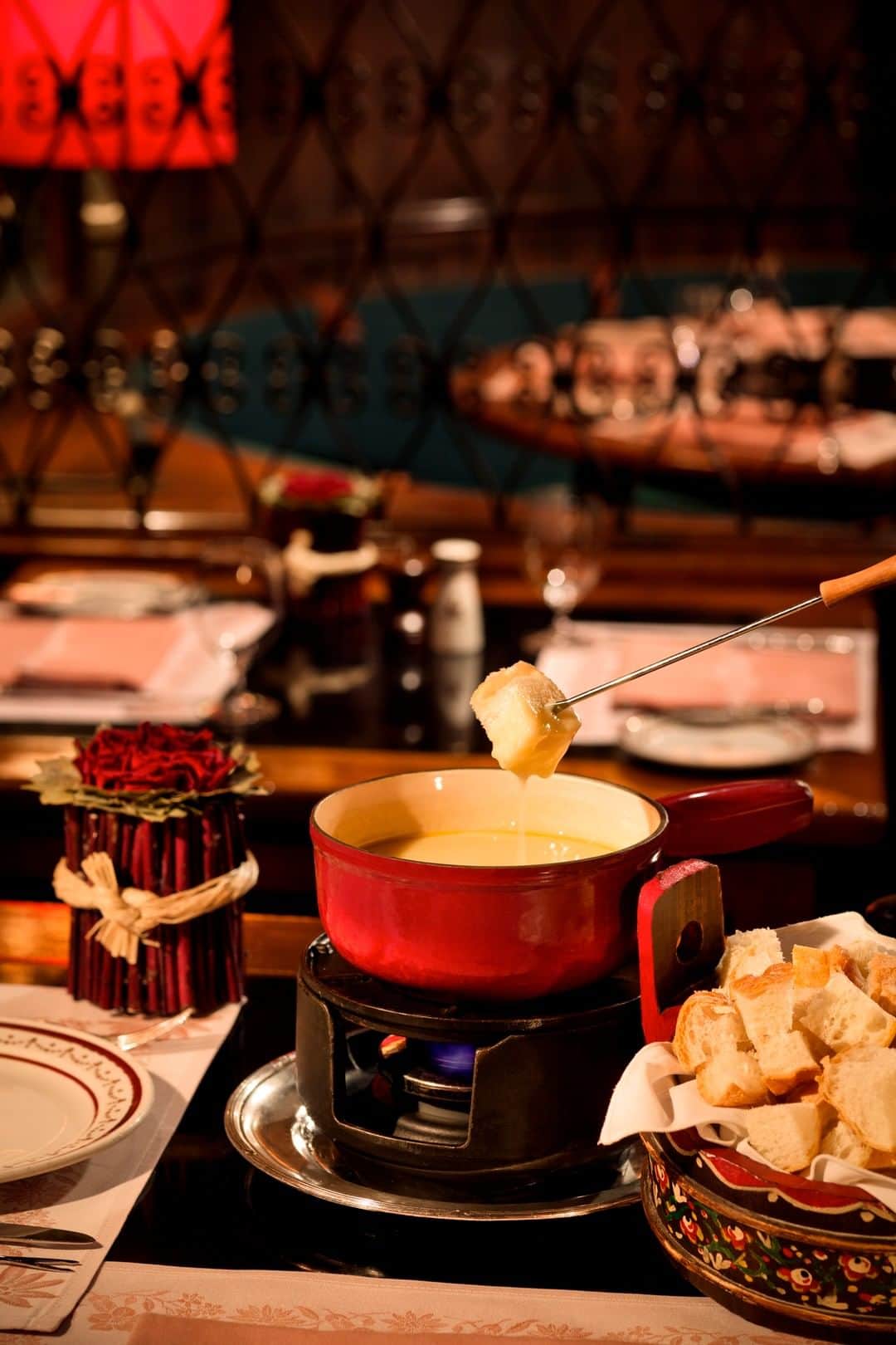 The Peninsula Hotelsのインスタグラム：「A taste of Switzerland in the heart of Hong Kong. Chesa at The @peninsulahongkong promises to transport you to the Swiss Alps with every bite and every sip. Be sure to order their decadent signature fondue.」