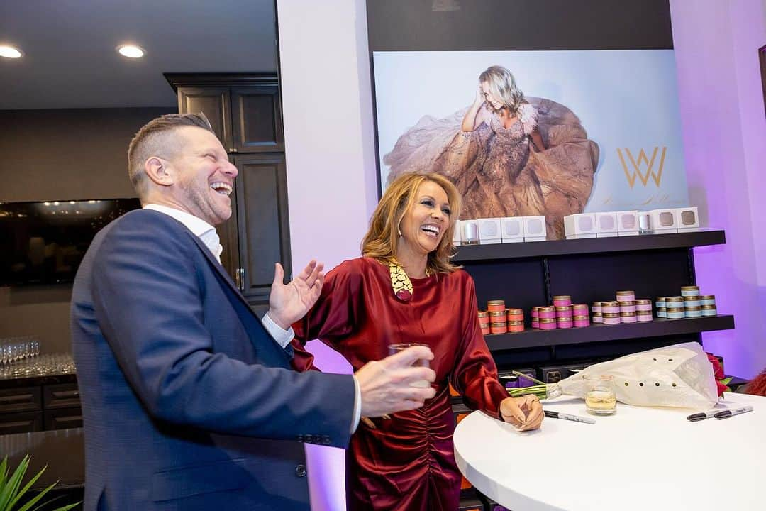 ヴァネッサ・ウィリアムスのインスタグラム：「So many laughs at my new candle launch in Vegas!  Thanks to the amazing @ctdesignlv team for your incredible hospitality and creating such a beautiful product line 🥂🍾🕯️ http://Shopchristophertodd.com/vanessa-williams」