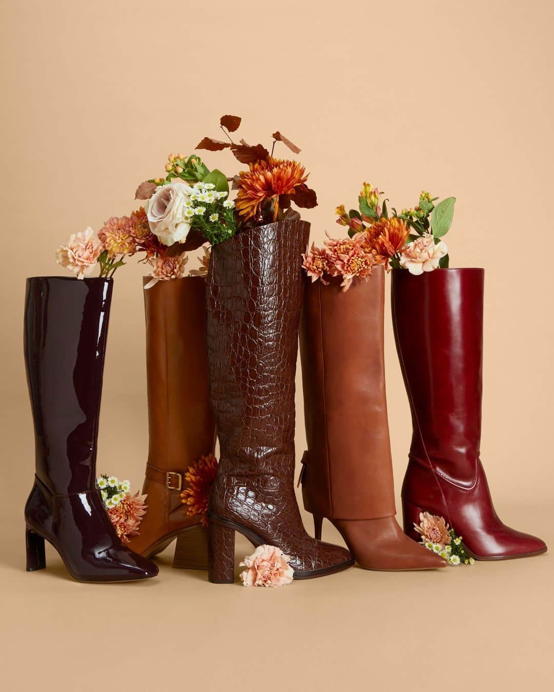 ヴィンスカムートのインスタグラム：「Take your pick 🍂🌹🌼」
