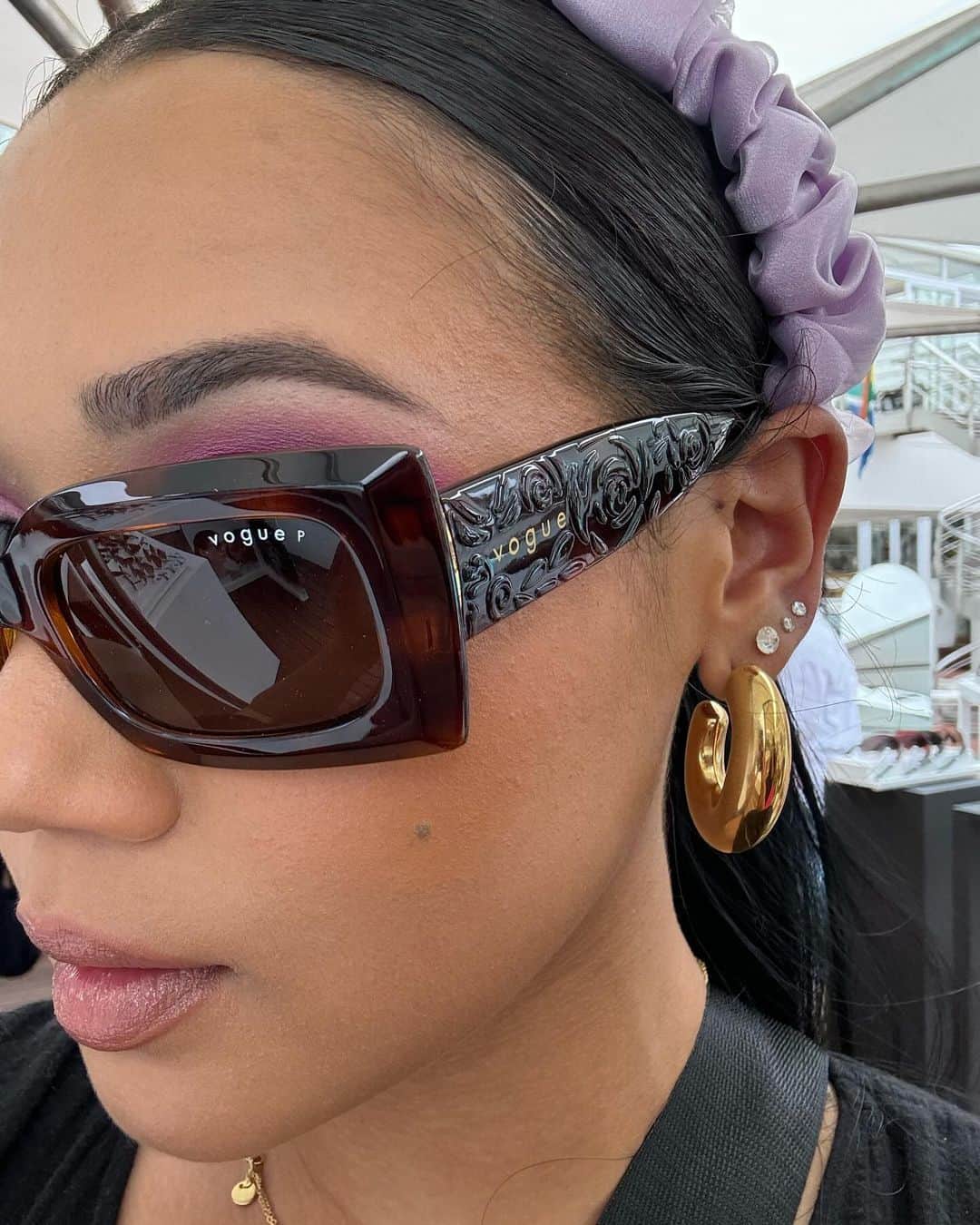 ヴォーグのインスタグラム：「Casual styling has never looked better. 😍 @nuzhahjacobs sets an example in her Vogue Eyewear sunnies.」