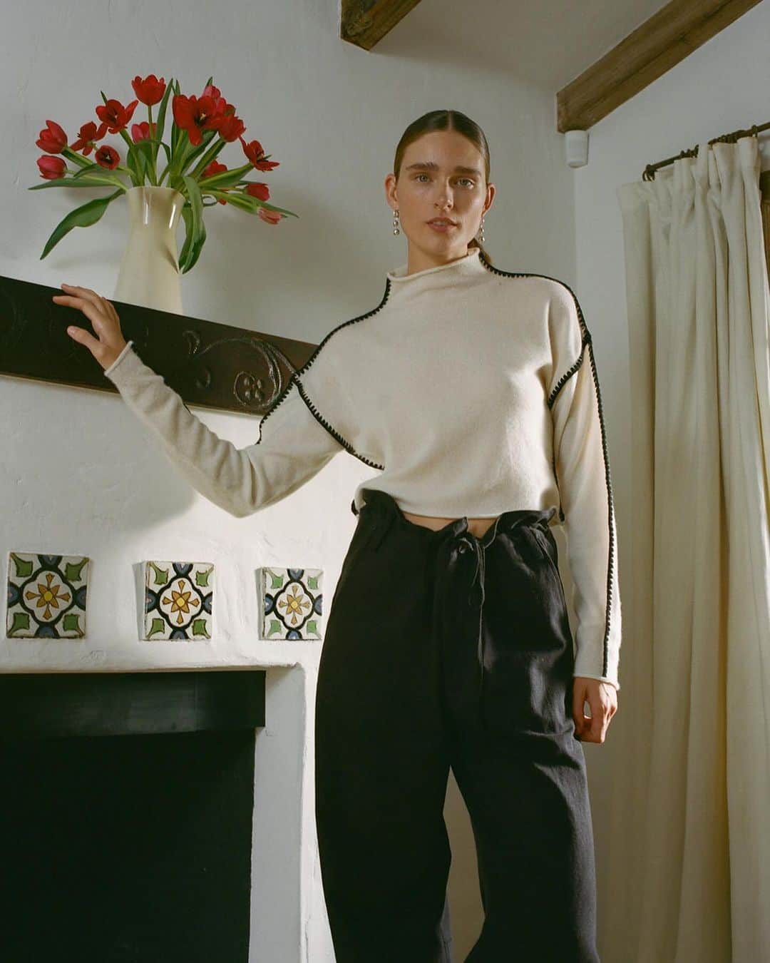 チャンルーのインスタグラム：「Our Annie Sweater is crafted from the softest cashmere, featuring a rolled mock neck and blanket stitching 🪡🧵」