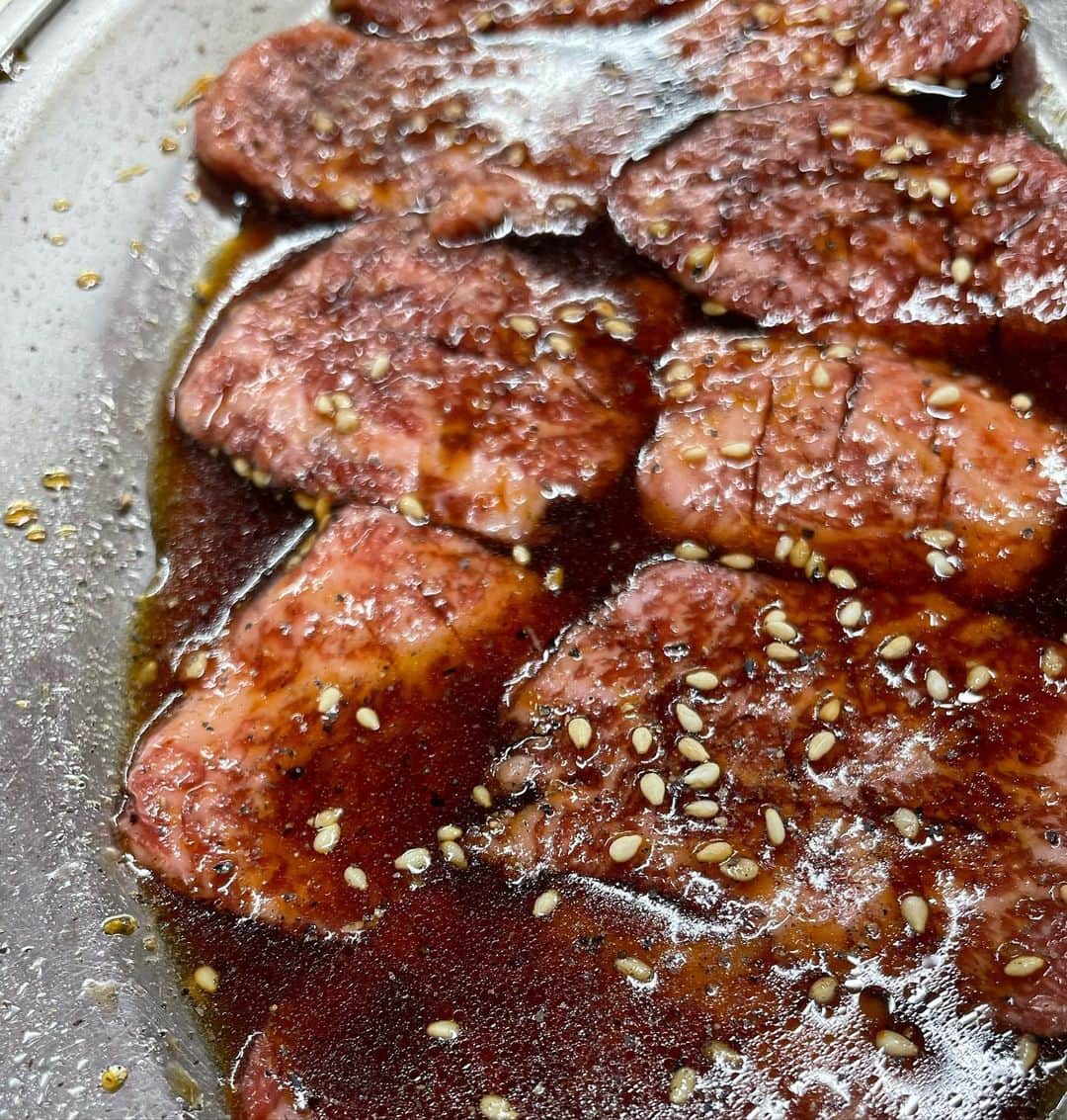 福山理子のインスタグラム：「ぎゃーーー😱 この焼き肉が、もう直ぐ食べれなくなるなんて(´ຶོρ༎ຶོ) 哀しすぎる 時代の流れだね あと、数週間、毎週いくのだ！！！ ママ、いつもありがと  あたしの1番好きな食べ物  #浅草グルメ #浅草焼き肉 #japanfood  #赤ワイン #龍角散ののどすっきり飴」