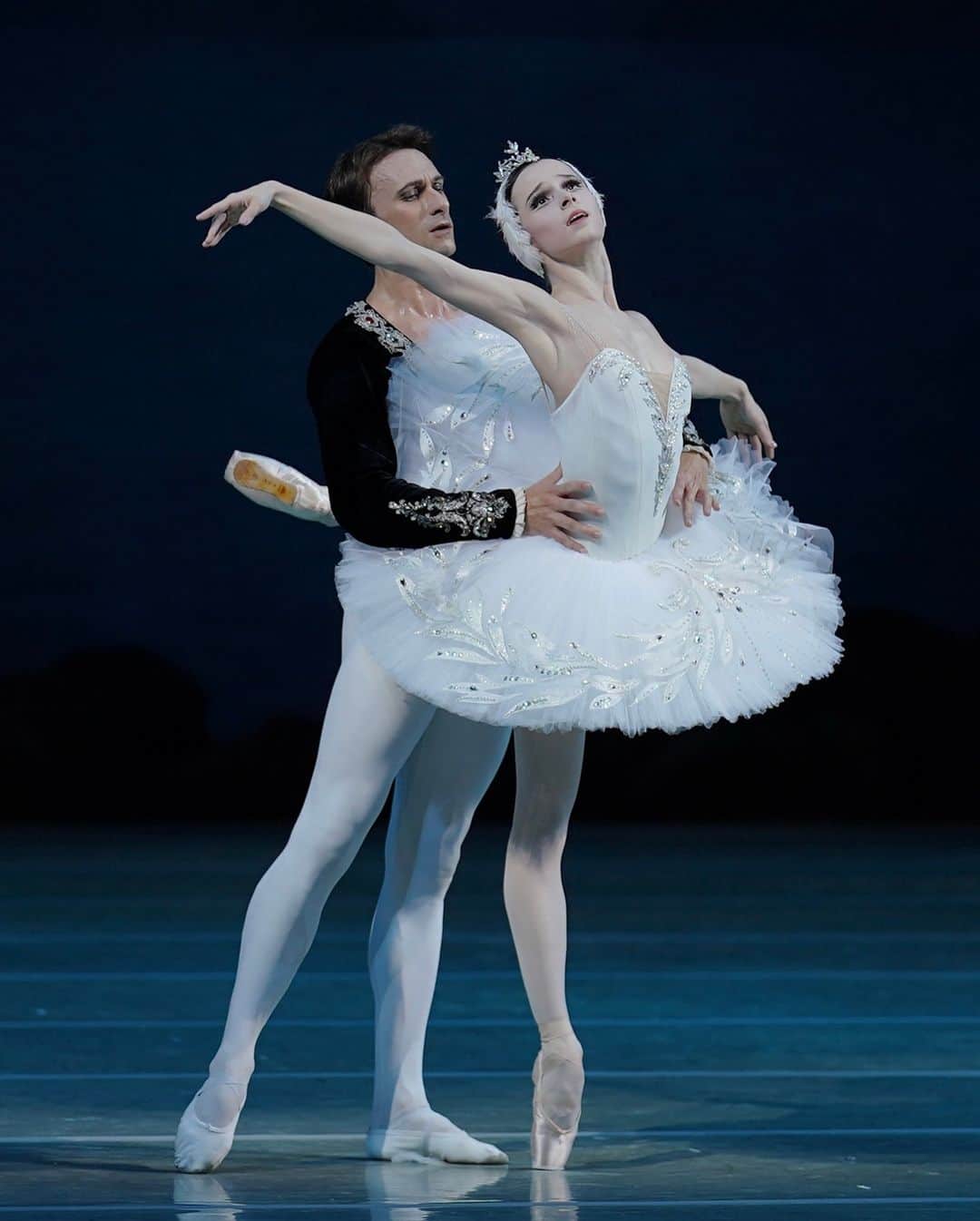 マリア・コーレワのインスタグラム：「Dancing “Swan Lake” after tomorrow at the Mariinsky with @philipp_stepin 🦢 Picture by @anfffoto   Послезавтра в Мариинском танцуем «Лебединое Озеро» с @philipp_stepin 🦢 Фото @anfffoto」