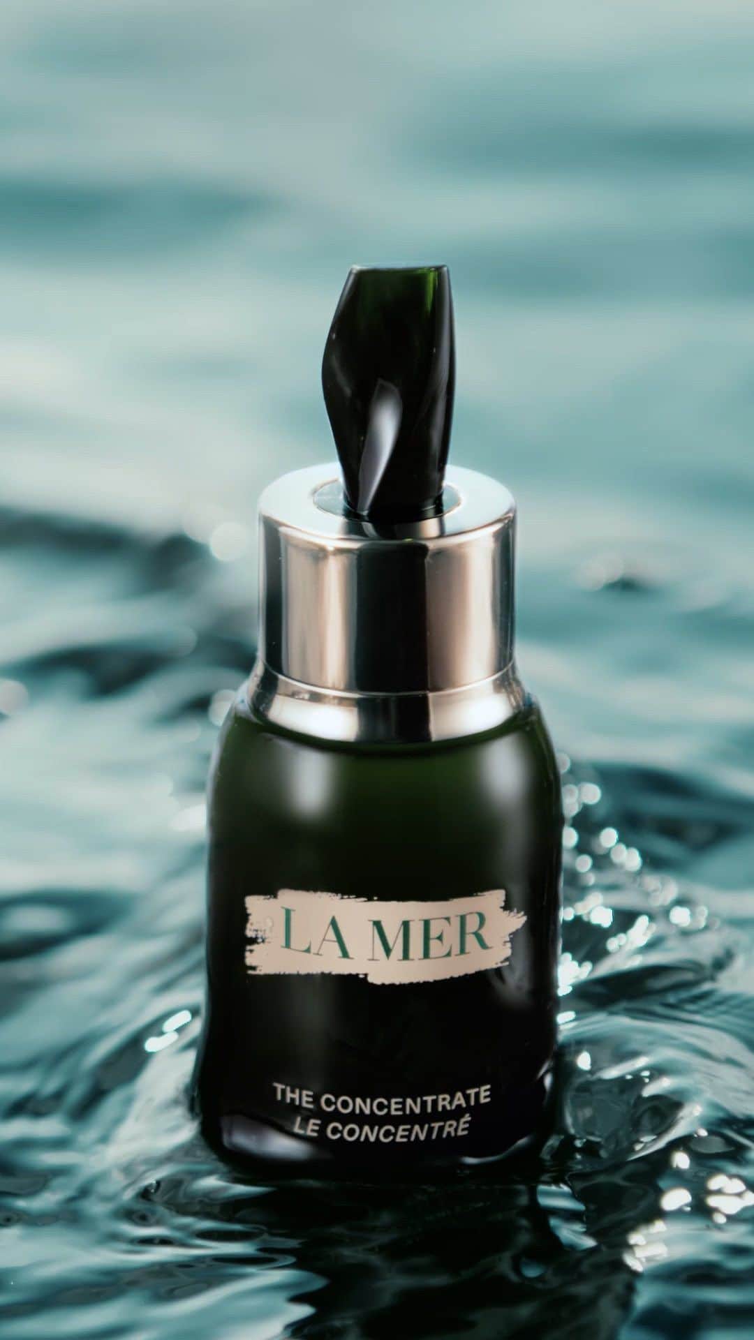 ドゥラメールのインスタグラム：「Reaching for this little green bottle lately? Whether we’re waking up or winding down, we rely on The Concentrate to strengthen, stabilize and soothe, keeping skin ready for any stress ahead. One of our most empowering products, The Concentrate helps skin both prevent and recover better from barrier damage, giving us a chance to help prevent signs of premature aging before they happen.  #LaMer #LaMerSkincare #LaMerConcentrate」
