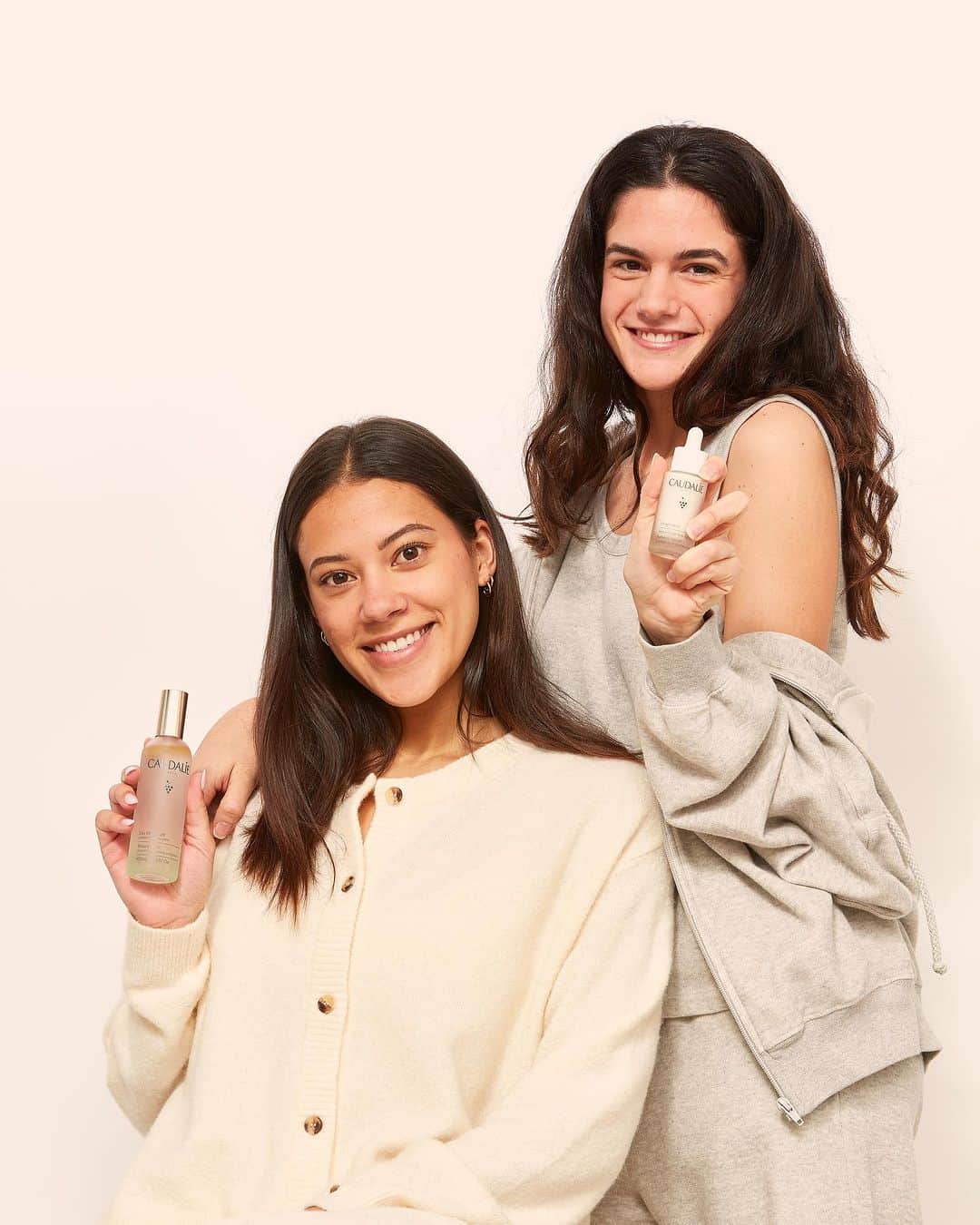アメリカンビンテージのインスタグラム：「COCOONING GIVEAWAY ❄️💓   We partnered with @americanvintage_officiel to gift you the best skincare products and loungewear to have a pamper evening ☺️ 1 lucky winner will receive:  ✨ 500€ worth of Caudalie products ✨ A 500€ voucher to spend on American Vintage’s website  Want to participate?  ✅ Follow @caudalie and @americanvintage_officiel  ✅ Like and save this post ✅ Tag 2 friends in the comments ✅ For an extra chance to win 👉 share this post to your story!  International giveaway closes on Nov 22 at 7am est. Winners will be contacted via DM only by @caudalie and @americanvintage_officiel on Nov 23. Multiple entries are welcome! Tag away!  #giveaway」