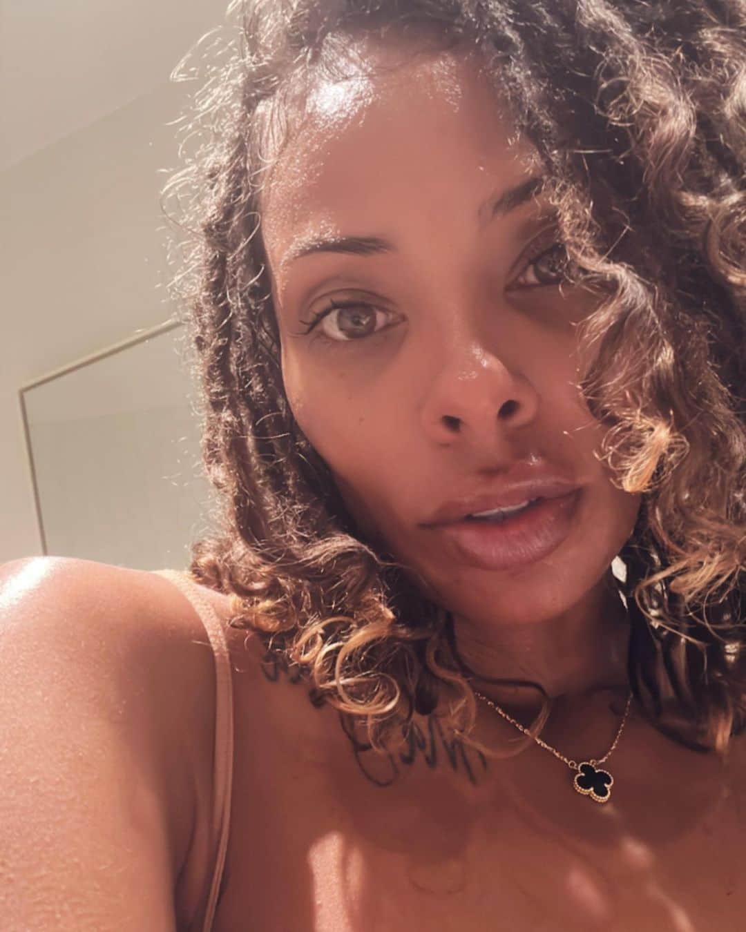 エヴァ・マルセルのインスタグラム：「Happy hump day🌻」