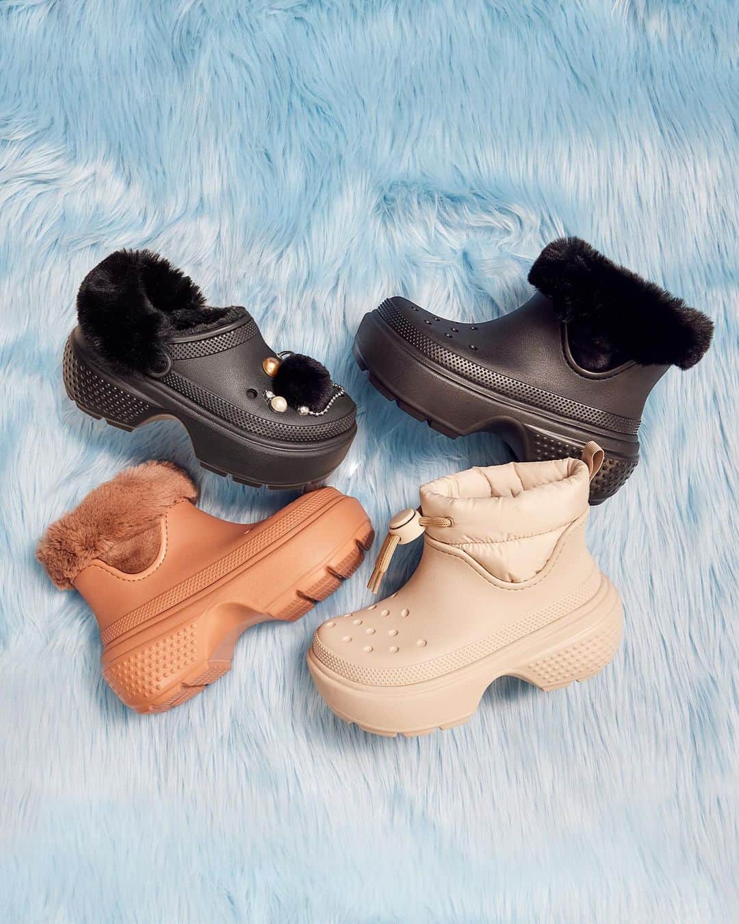 クロックスさんのインスタグラム写真 - (クロックスInstagram)「Cuffing season is here and so is our Stomp collection. Which are you getting cozy with? 😉❤️‍🔥 #NewAtCrocs​」11月16日 1時08分 - crocs