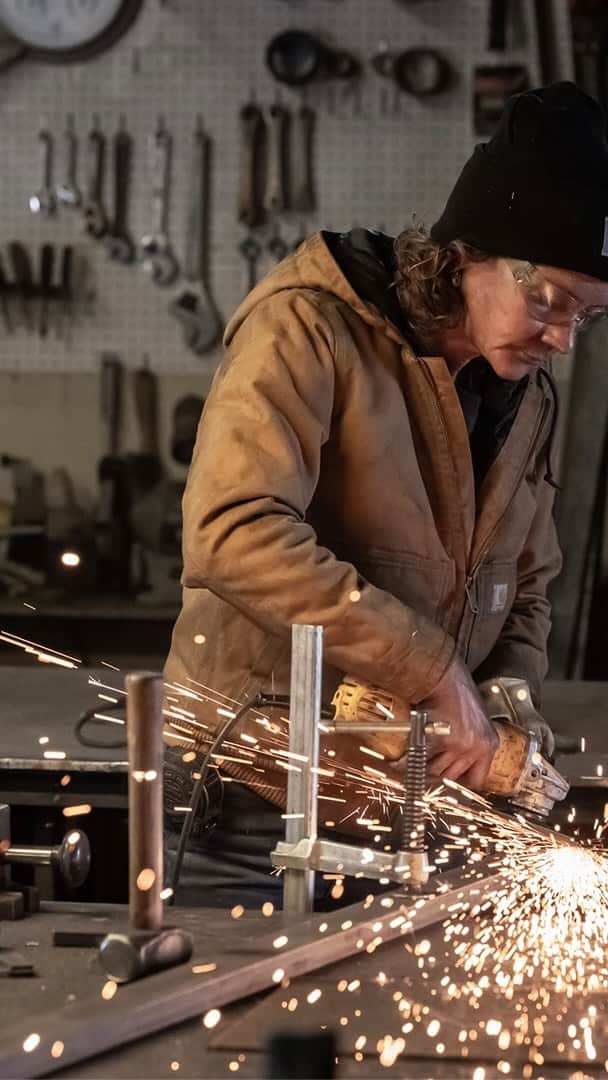 カーハートのインスタグラム：「Any aspiring metalsmiths out there? Our friend @kaia_e_poes has 20 years of experience under her belt, and like any good metalsmith–she’s still learning how to master her craft every day.    #Carhartt @CarharttWomen」