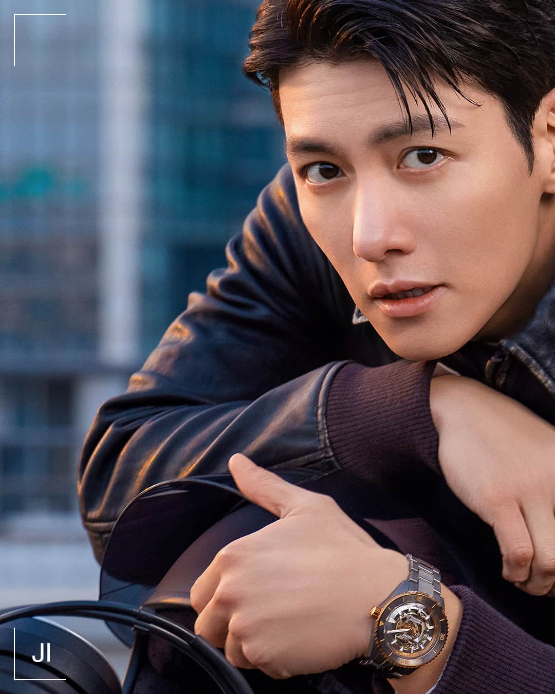 ラドーのインスタグラム：「A marvel of contrasts, geometry and excellence.​ With his raw talent and a natural elegance, Rado is proud to have South Korean actor @jichangwook as the Captain Cook Global Brand Ambassador. Defining charisma with his performances, he chooses Rado’s Captain Cook High-Tech Ceramic Skeleton for its exposed drama and power. ​  #Rado #RadoCaptainCook #RadoxJiChangWook #Skeletonwatch #Feelit」