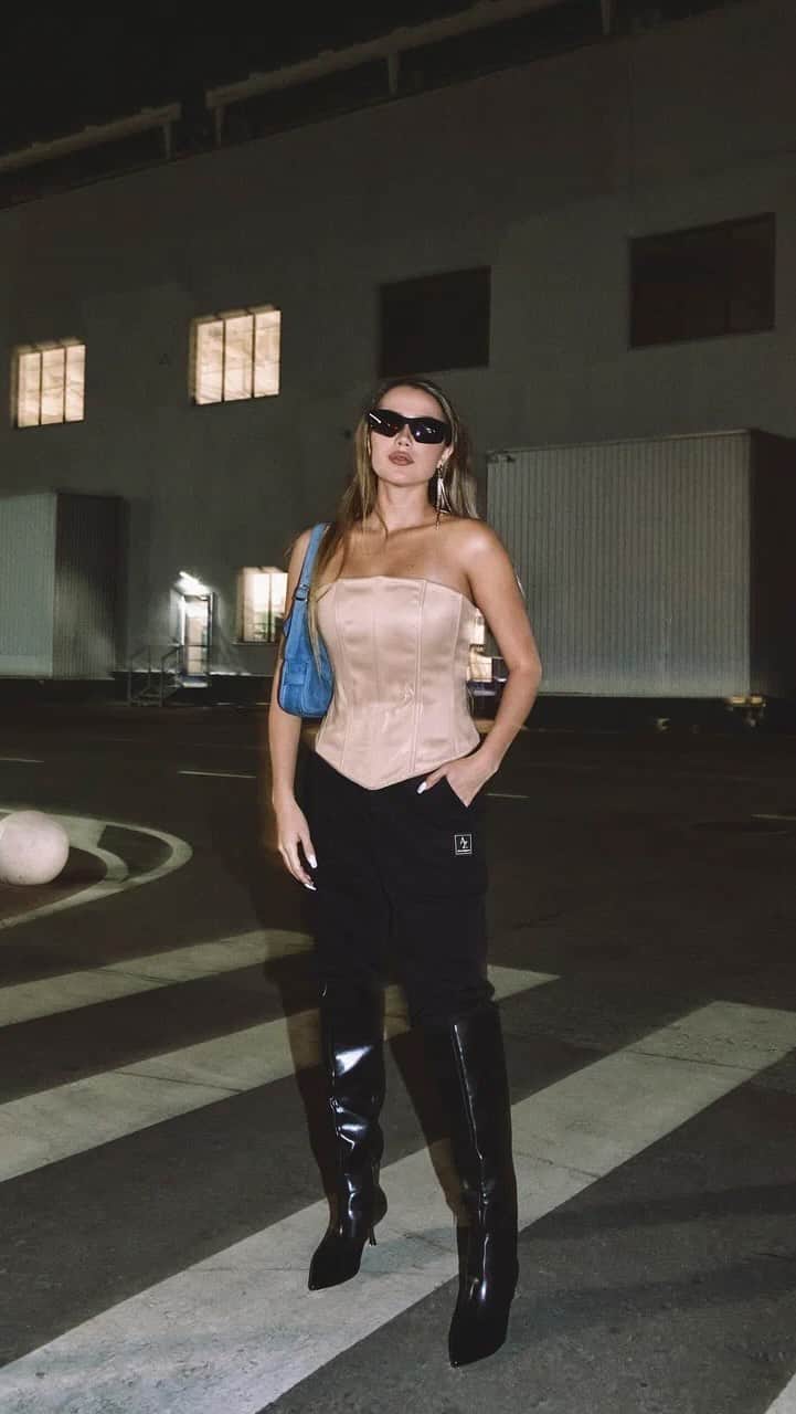 アリーナ・ザギトワのインスタグラム：「⚡️⚡️⚡️ Жду вас на презентации моей первой коллекции одежды 16 ноября с 18:00 до 20:00 по адресу: ТВК Авиапарк, Ходынский бульвар, 4, магазин «Красная машина»  У вас будет уникальная возможность приобрести мерч со скидкой 30% и принять участие в автограф-сессии!   До встречи!❤️」
