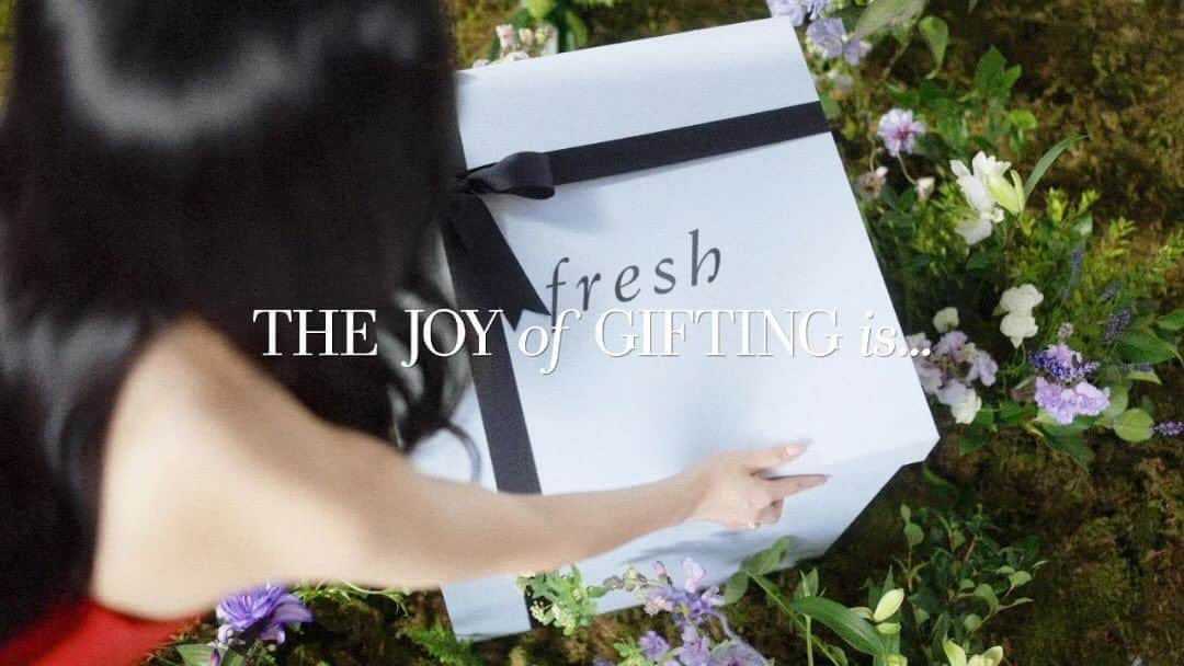 ジョイ（パク・スヨン ）のインスタグラム：「Be the JOY of gifting this holiday season with fresh♥️  #freshbeauty #givefresh @freshbeauty 💚」