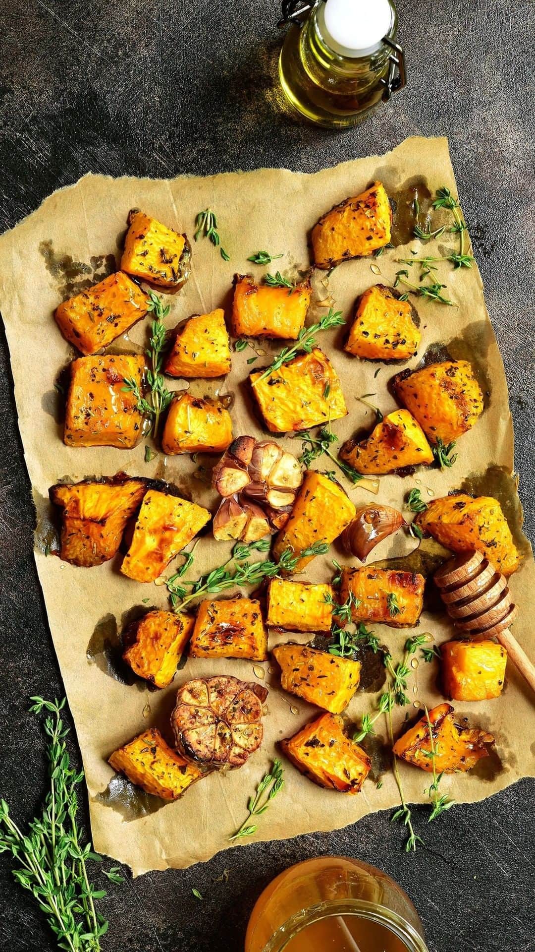 ELLE Germanyのインスタグラム：「Herbst ist Kürbiszeit – am liebsten essen wir jetzt Smashed Parmesan Kürbis. Lecker! ✨  Credit: Getty Images #kürbis #rezepte #recipes #pumpkin #pumpkinseason」