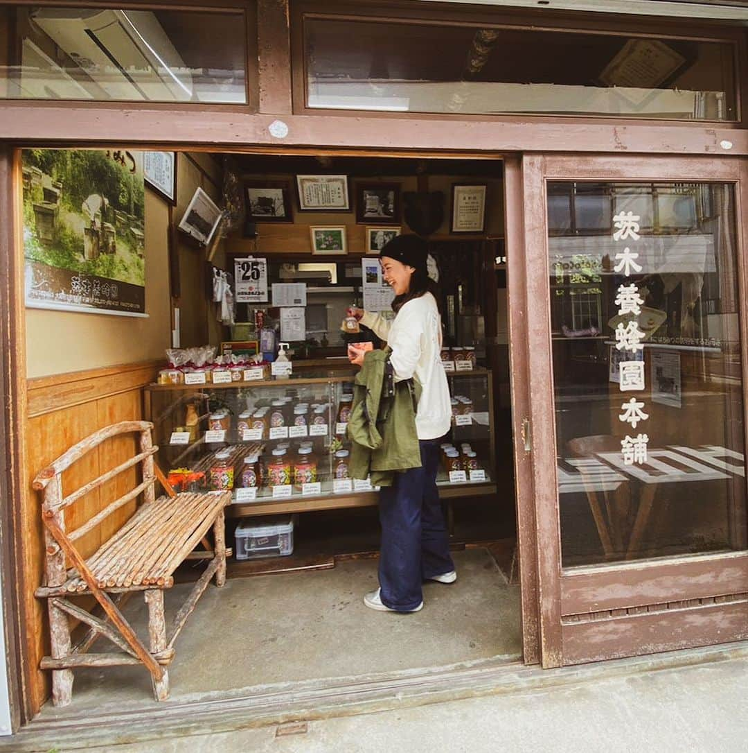 大山百合香さんのインスタグラム写真 - (大山百合香Instagram)「🌳🌲いつかの森林浴🌿🌱🍃  シンガーのお友達ソラナヒトミちゃんと 交野市にある月輪の滝にいってきました☺︎ 美味しいパンを買って山へハイキング⛰ 滝を目指して山を登り始めると 一気に空気が澄んで体が軽くなった。 彼女の瞳のように澄んだ綺麗な川の水 深い緑の木々、マイナスイオンたっぷりの森の中で 深い深い深呼吸ができました。 きっとそこの主である、大きな蟹さん🦀も会いにきてくれて大興奮！ 帰り道には、茨木養蜂の喫茶がんびさんでハニーレモンをいただき、ハチミツをゲット🍯 心身ともにゆっくりできた休日でした🍃  ひとみん、ありがとう♡  "私市"きさいち　が読めなかったのが唯一の後悔…  #ohyamayurika #ohyamayurikaofficial  #大山百合香 #ソラナヒトミ #月輪の滝」11月16日 1時14分 - ohyamayurika