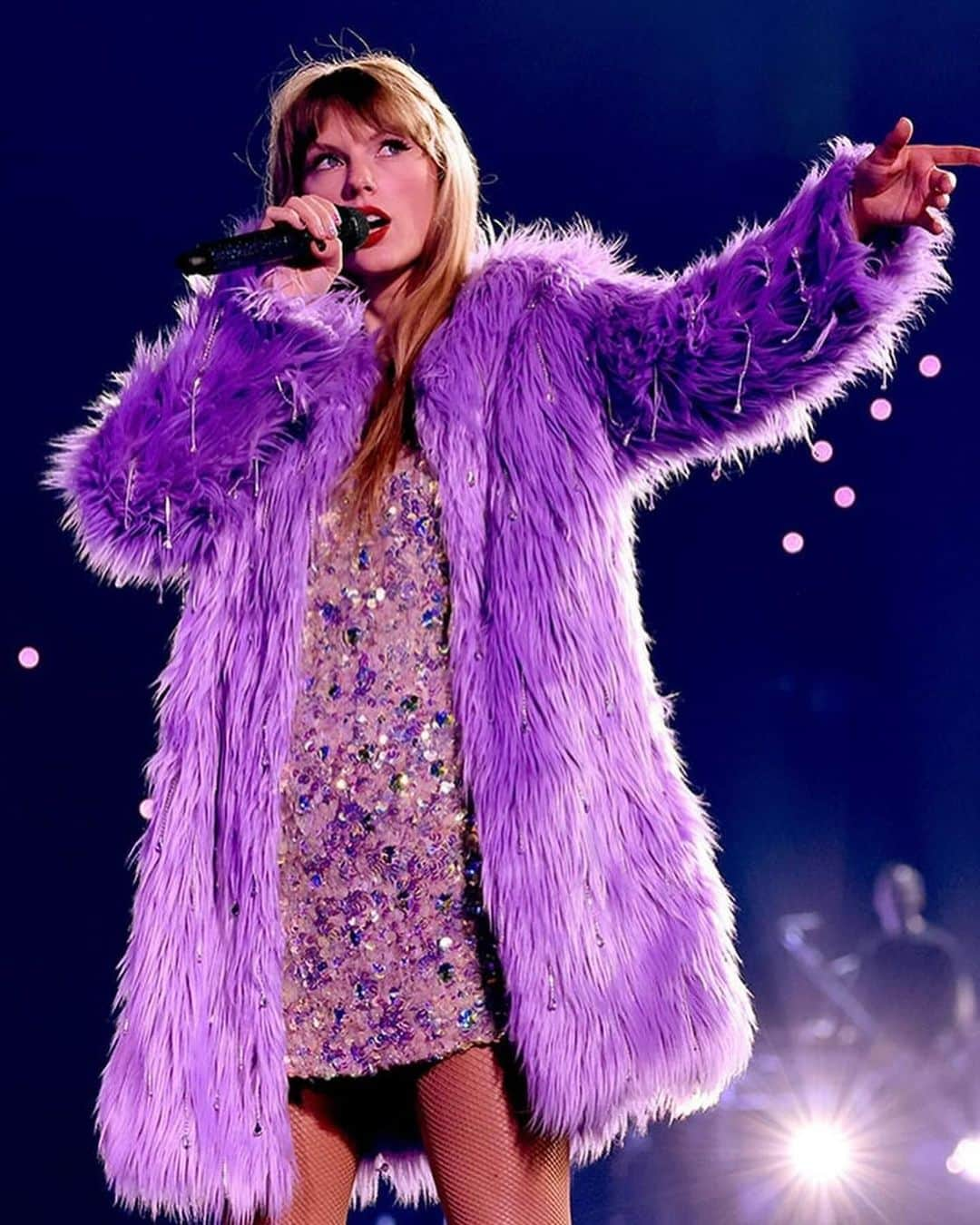 Blonde Saladさんのインスタグラム写真 - (Blonde SaladInstagram)「Every outfit from Taylor Swift's new tour wardrobe is truly enchanting. Including Atelier Versace & Roberto Cavalli, the renowned pop star showcased incredible custom-made dresses from some of the best fashion houses around the world. From the midnight blue fringed gown by Oscar de la Renta to the sequin-embroidered t-shirt with a lavender faux fur coat adorned with crystal embroidery. Then, the singer treated us to another fairy-tale look with Zuhair Murad Couture's rosebud pink tulle ball gown, and a similar one from Nicole + Felicia Couture. 💖  Stylist: Joseph Cassell Falconer  📸 Courtesy of Getty Images  #TaylorSwift #Tour #TheEra #Look #Versace #RobertoCavalli #TheBlondeSalad」11月16日 1時15分 - theblondesalad