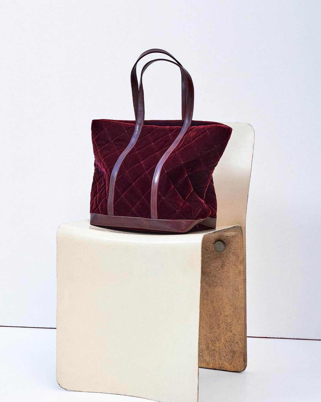 バネッサ・ブリューノのインスタグラム：「The Festive Cabas. In a limited quilted velvet edition, this is the chic gift to carry all winter essentials, and don’t forget to add a charm for a personal touch. Available in three colors.   #vanessabruno」
