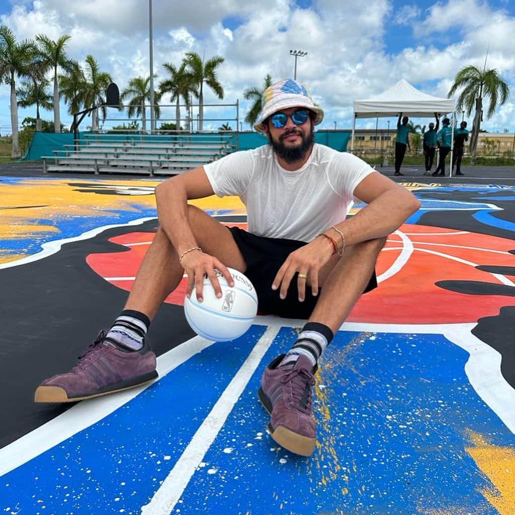 ジョアキム・ノアのインスタグラム：「Travel is something that always gives great perspective. Basketball has always been something that has brought us all together. And art has the biggest ability to keep us inspired.   Had an unbelievable month traveling the the world and helping build and donate these courts to different communities as part of this amazing In The Paint initiative with @hennessy. Stay tuned for more to come in the future. 🇳🇬🇨🇩🇧🇸🇵🇷🇩🇴」