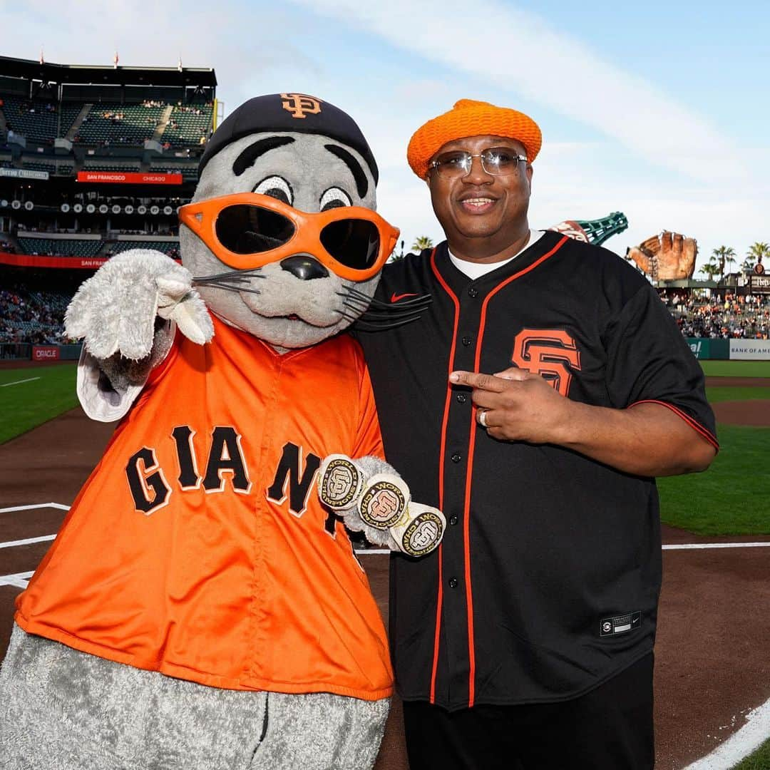 サンフランシスコ・ジャイアンツさんのインスタグラム写真 - (サンフランシスコ・ジャイアンツInstagram)「YAY AREAAAA 🤩  Please join us in wishing the Ambassador of the Bay himself, @e40 a very happy birthday 🎉」11月16日 1時23分 - sfgiants