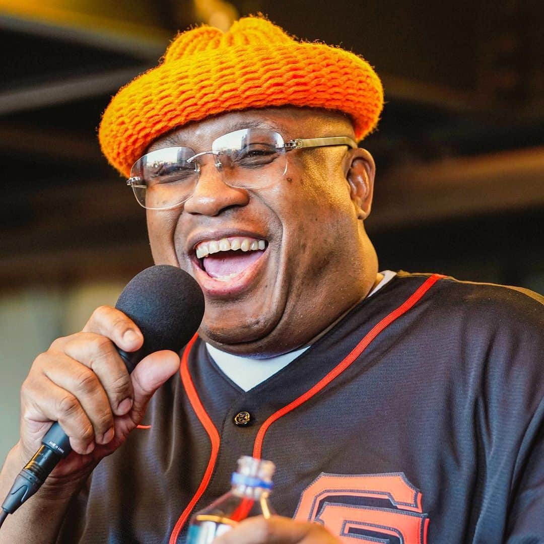 サンフランシスコ・ジャイアンツのインスタグラム：「YAY AREAAAA 🤩  Please join us in wishing the Ambassador of the Bay himself, @e40 a very happy birthday 🎉」