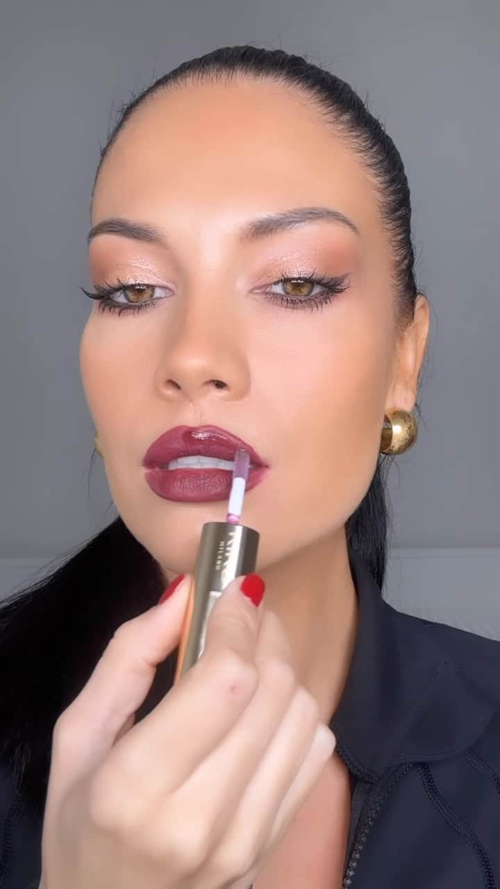 KIKO MILANOのインスタグラム：「Shimmer on the lids and a bold burgundy lip with @jacintaspencer in #KIKOHolidayPremiere! 🤩💋🔥 Who else is trying this stunning look for the holidays?  Golden Face Mask - Daring Duo Eyeshadow 01 - Dreamy Eyeshadow Palette - Lasting Duo Eyepencil 01 - 24h Lasting Foundation - Setting Face Powder - Iconic Masterpiece Blush 01 - Lipstick & Gloss 06 - Maxi Mod Mascara  #KIKOTrendsetters #makeuptutorial #festivemakeup #holidaycollection #christmasmakeup」