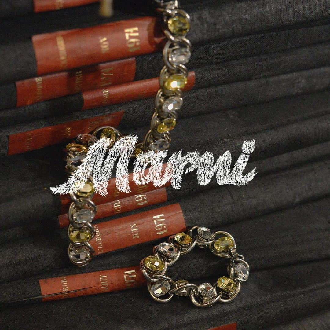 マルニのインスタグラム：「Rhinestone chunky bracelet and necklace from Marni's Festive Marvels, envisioned by creative director Francesco Risso @asliceofbambi. The collection, captured by the versatile artist Patrick Welde, features ready-to-wear, leather goods and accessories, which awaken in the daily life of the people living in Paris, the ideal location for the tireless pursuit of happiness.  The collection is rolling out online and in stores.   Photography & Styling: Patrick Welde @patrickwelde」